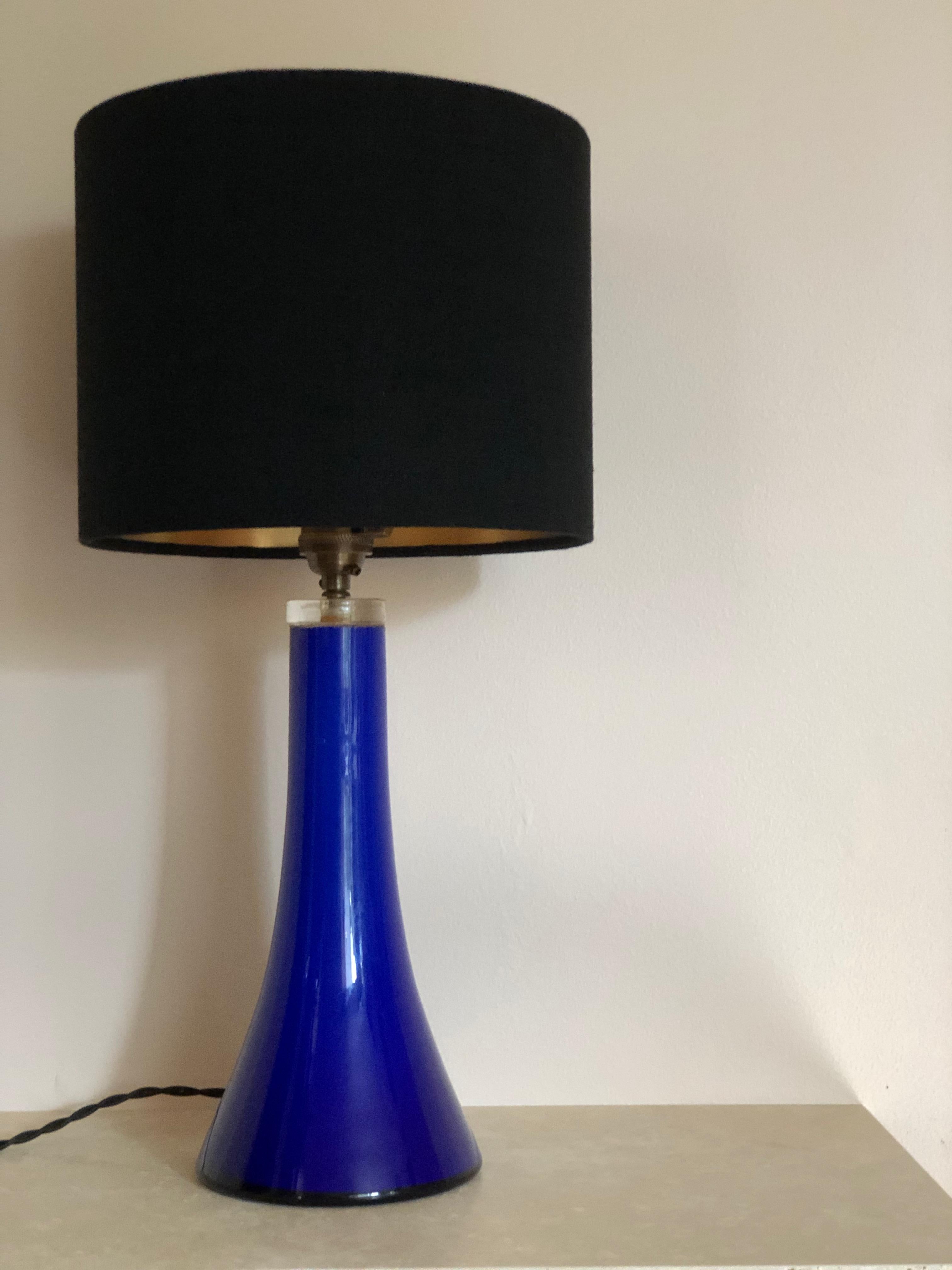 Lampe de table colorée du milieu du siècle en verre bleu profond. 1960s. en vente 1