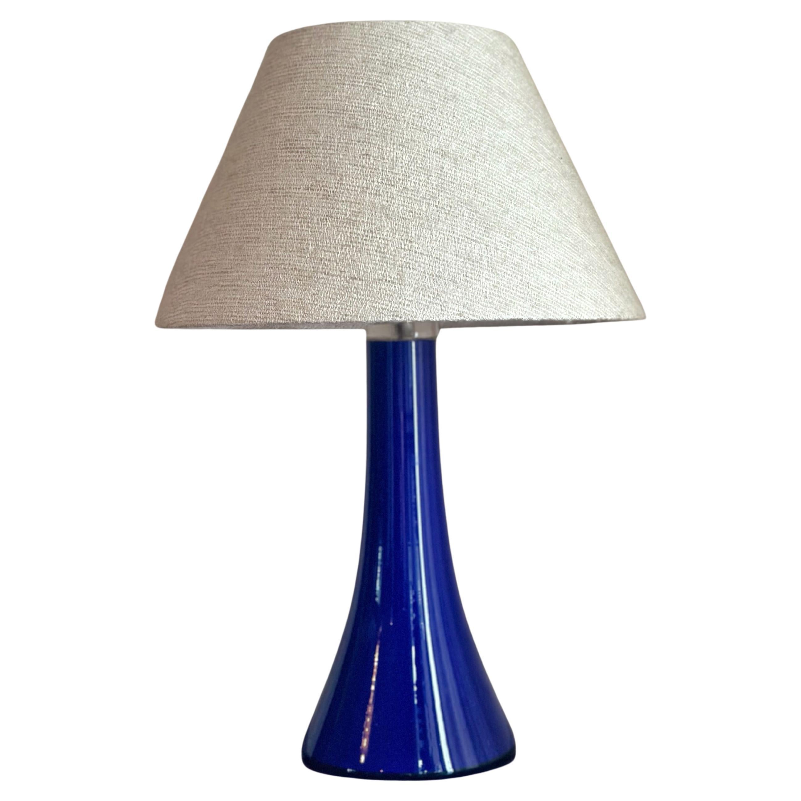 Lampe de table colorée du milieu du siècle en verre bleu profond. 1960s. en vente