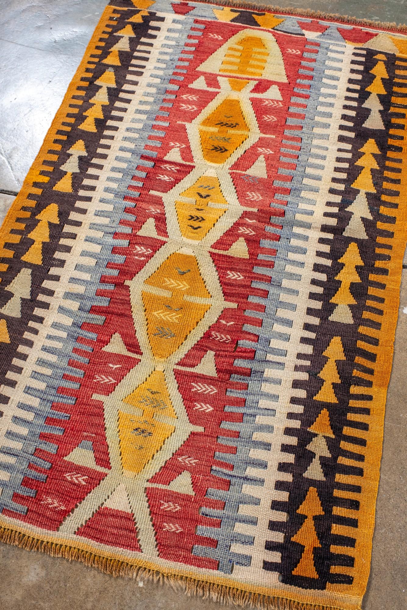 Turco Audace kilim turco di metà secolo con medaglioni tribali in vendita