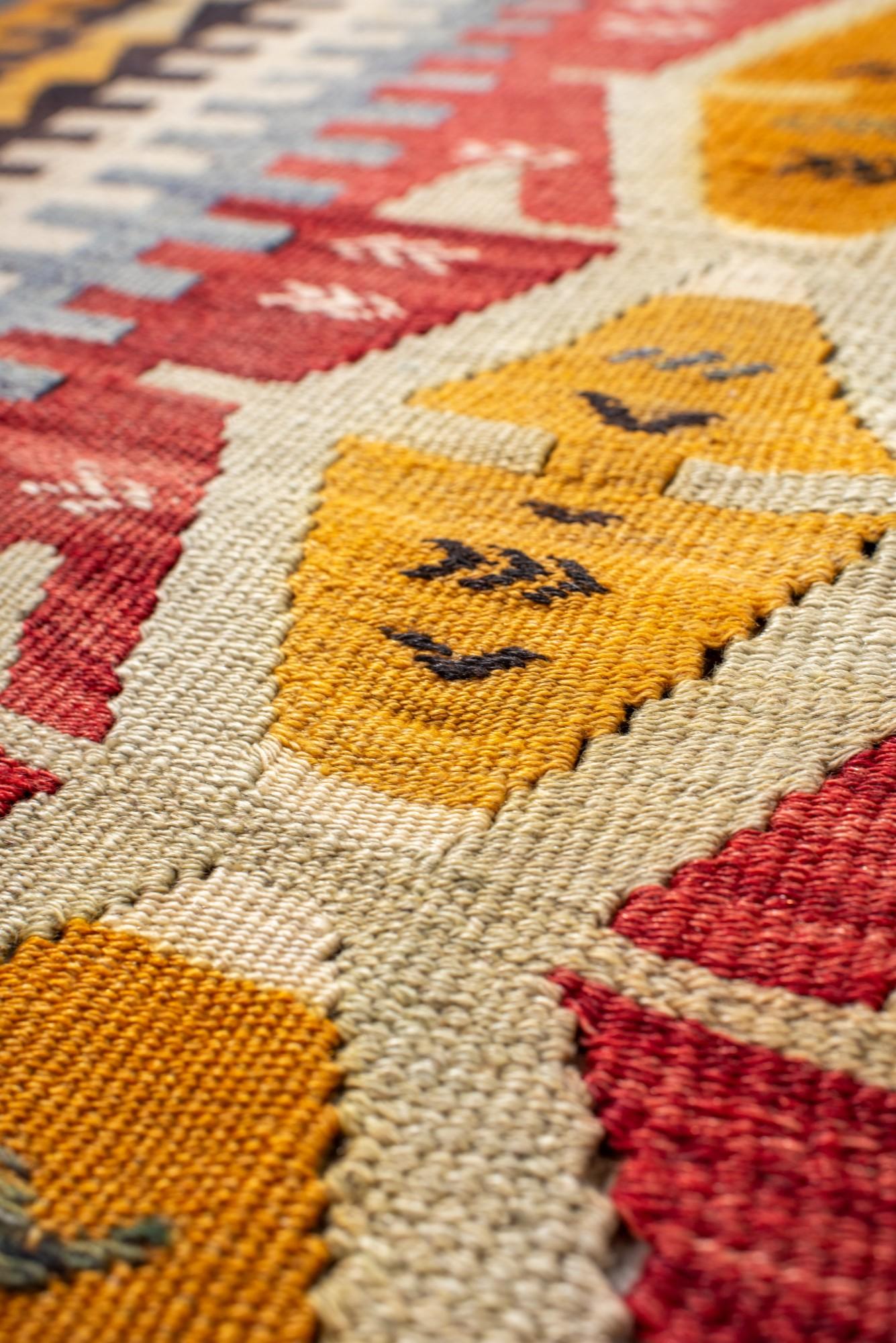 Audace kilim turco di metà secolo con medaglioni tribali In condizioni buone in vendita a New York, NY
