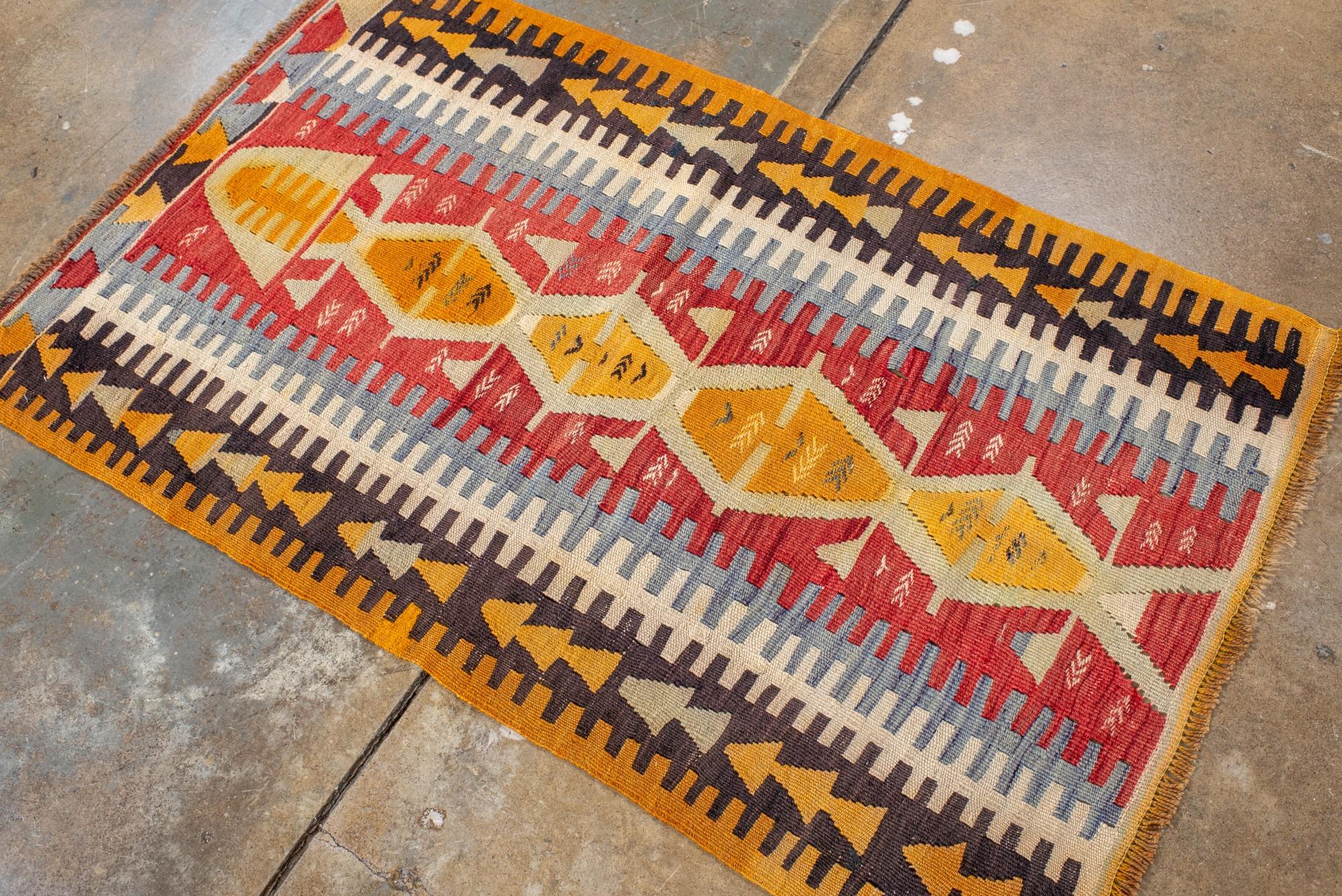 XX secolo Audace kilim turco di metà secolo con medaglioni tribali in vendita