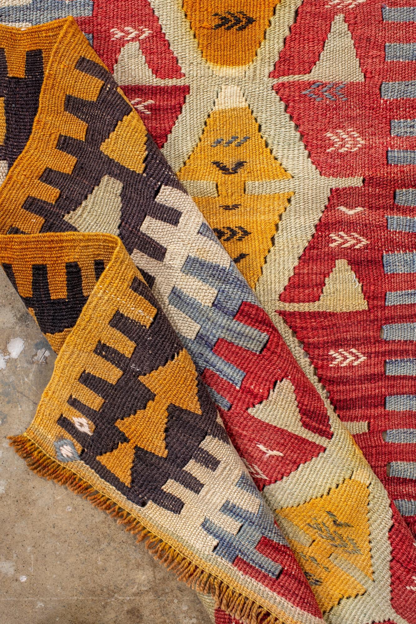 Audace kilim turco di metà secolo con medaglioni tribali in vendita 1
