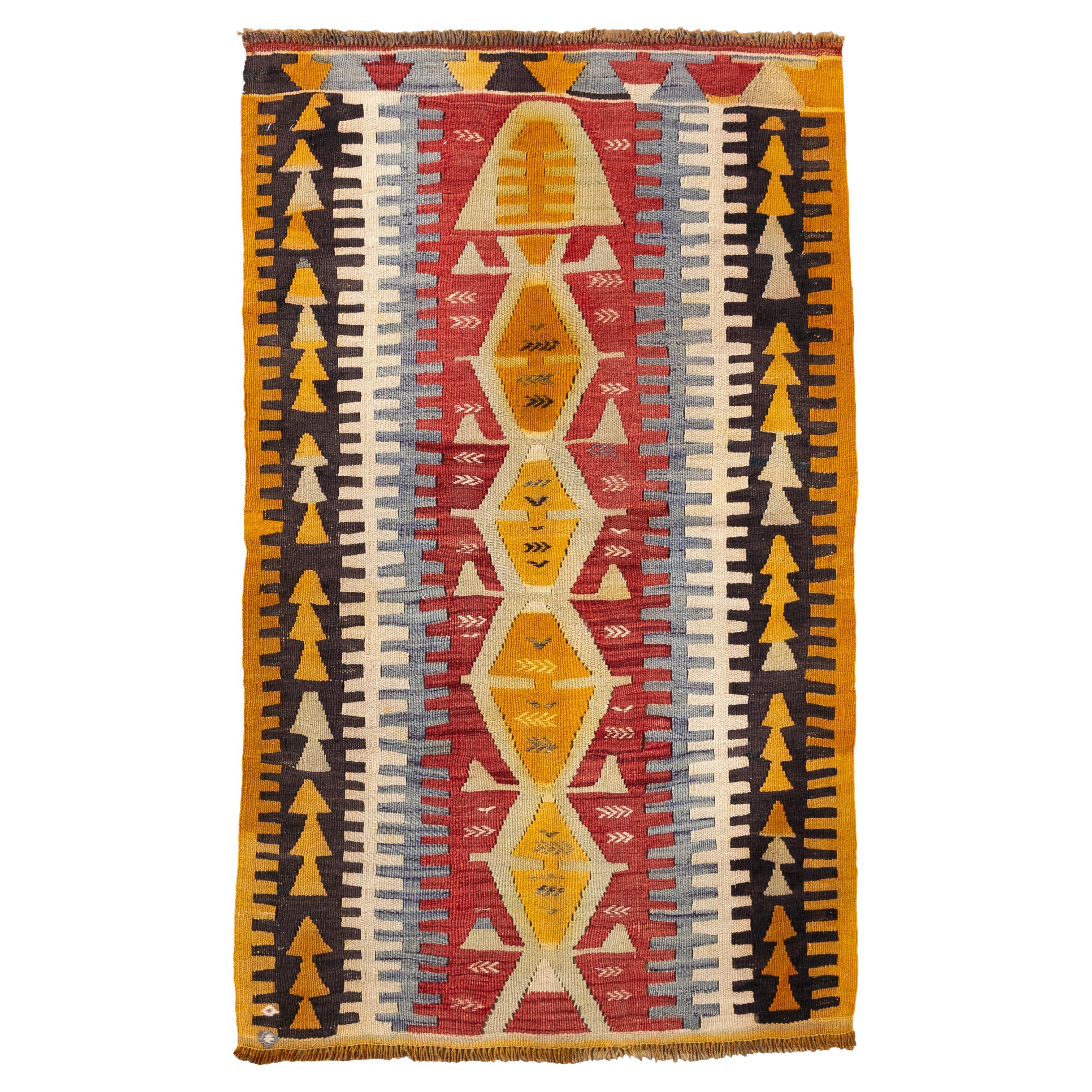Audace kilim turco di metà secolo con medaglioni tribali