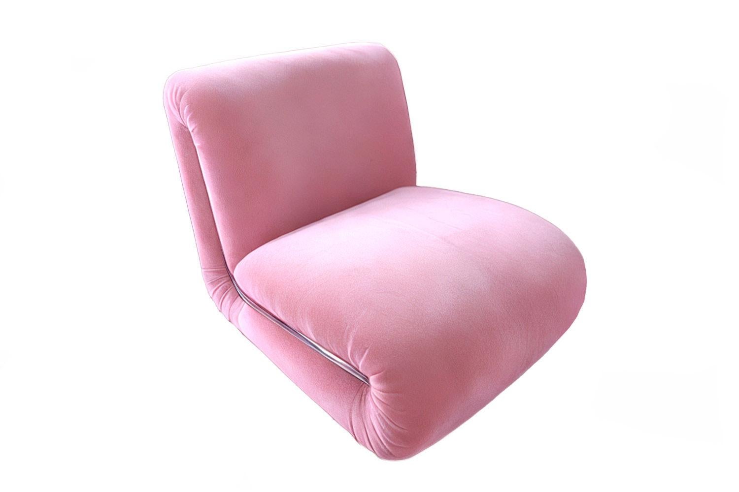 Sillón moderno de terciopelo rosa Frenesí Moderno en venta