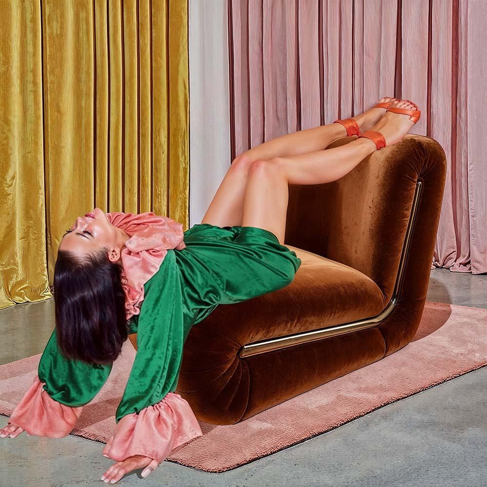Sillón moderno de terciopelo rosa Frenesí Siglo XXI y contemporáneo en venta