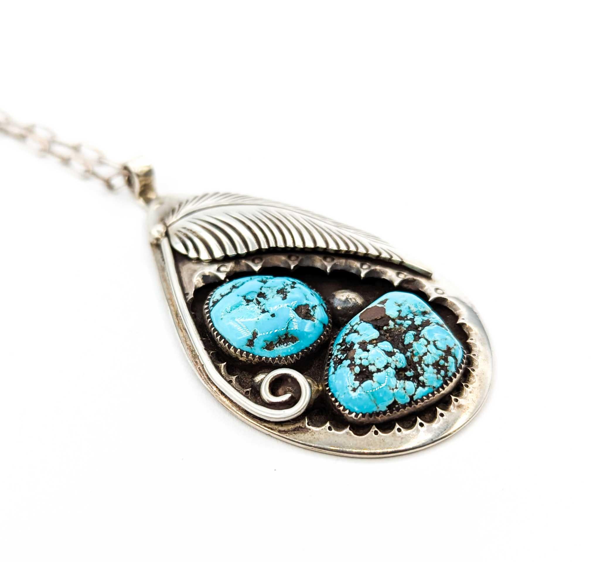 Questo sorprendente ciondolo dei Nativi Americani è realizzato in argento sterling e incastonato con due cabochon di turchese vivace con motivi a matrice naturale. Il ciondolo a forma di goccia misura ben 64 x 37 mm e pesa 31,4 grammi, il che gli