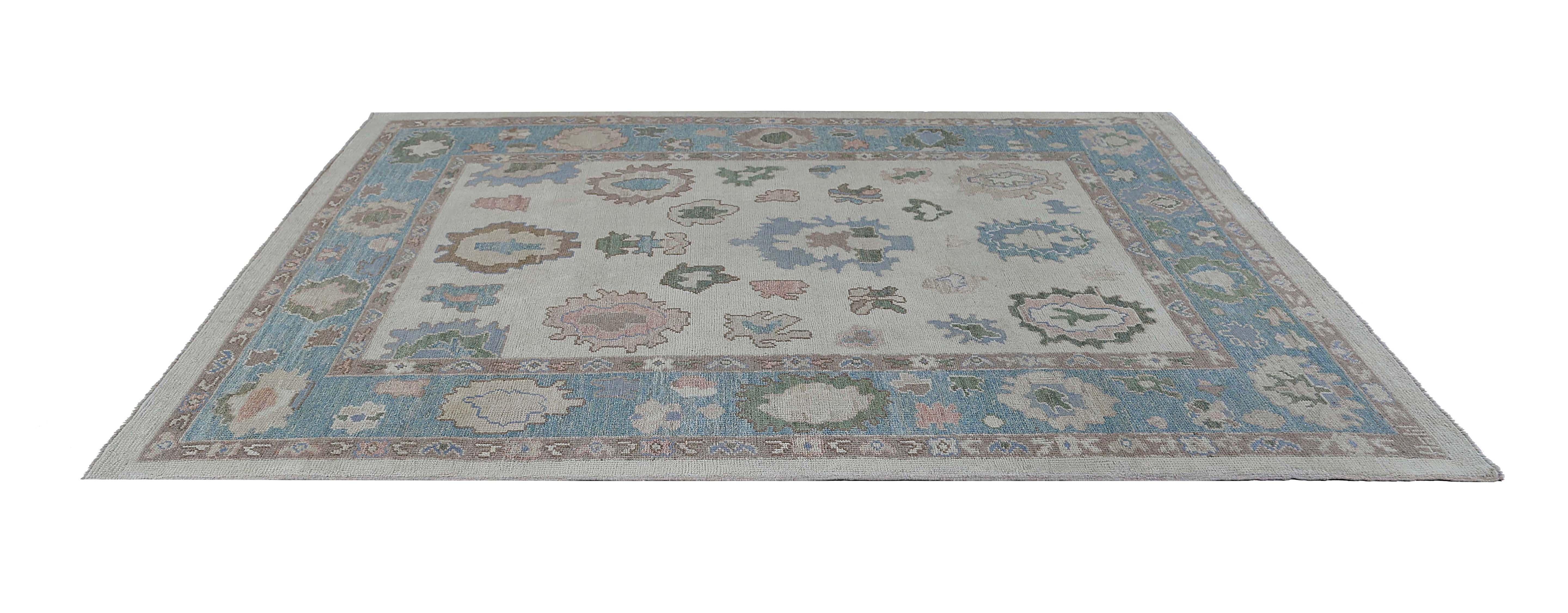Presentamos nuestra sensacional alfombra con bordes azul marino de 6,3'' x 10,0'', hecha a mano con lana de primera calidad para proporcionar una experiencia duradera y lujosa bajo los pies.

Esta alfombra presenta un atrevido y llamativo borde