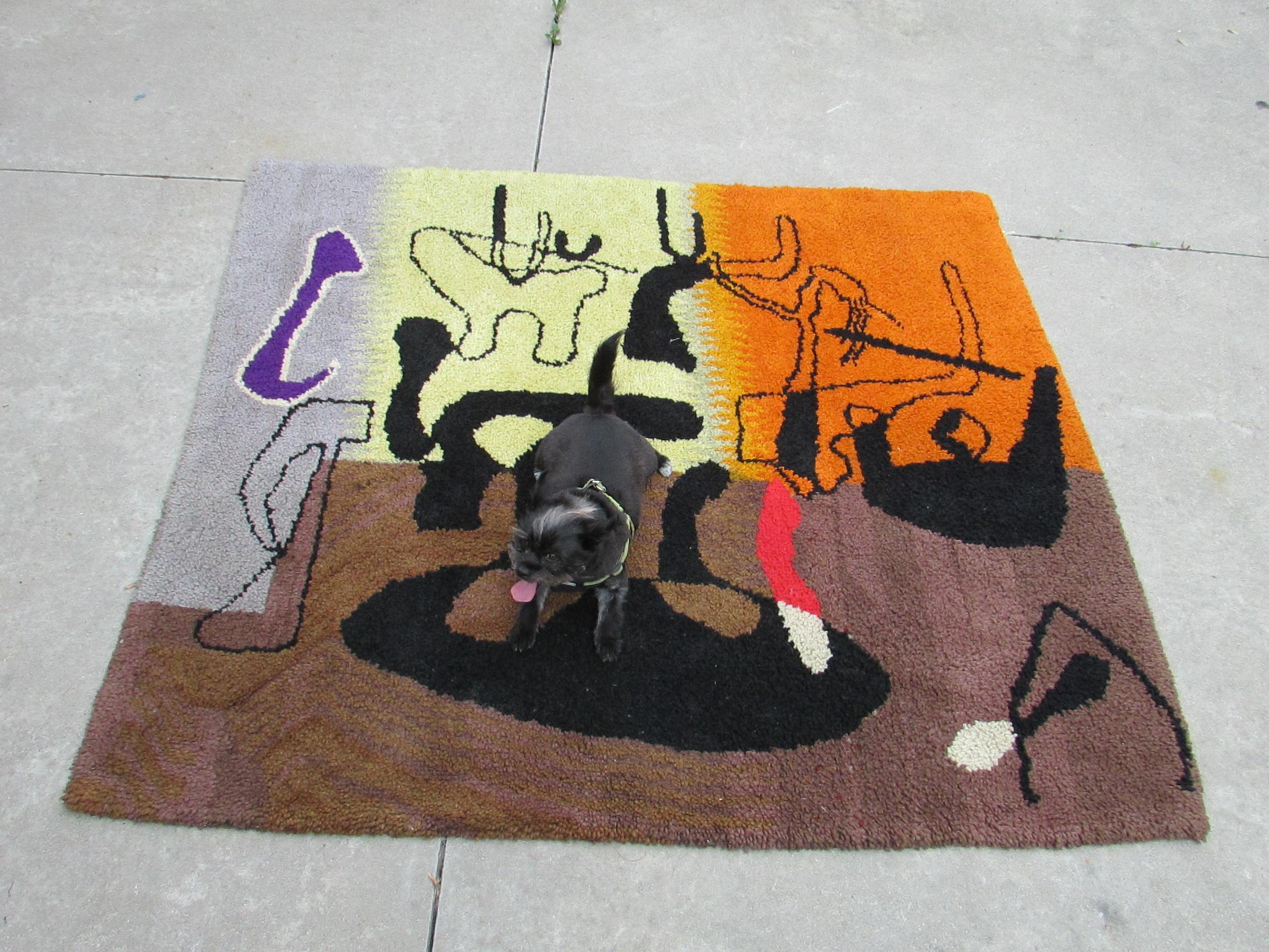 Dies ist eine schöne und auffällige Wolle  Wandteppich ist in gutem Zustand. Die grafischen, abstrakten, organischen Bilder werden als Wandteppich in den satten Farben von Orange, Gelb, Aubergine, Lavendel und Sand zum Leben erweckt.  Brauntöne mit