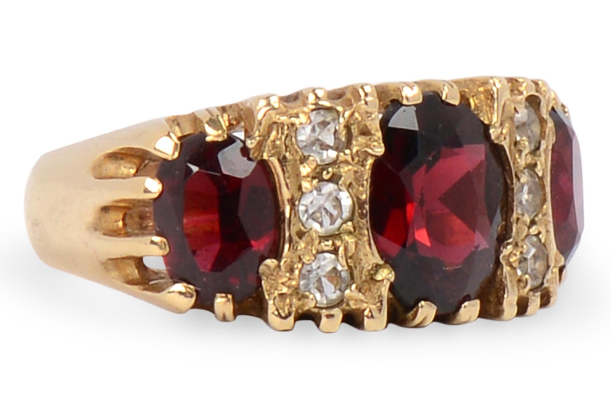 L'anello brilla di un caldo colore bordeaux con tre granati ovali sfaccettati. Puoi assaggiare il vino! Tra i granati ci sono cristalli di rocca, sei dei quali brillano come diamanti. L'anello è in oro 9 kt, più resistente del 15 kt. È in inglese,