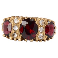 Anillo Ovalado de Granate y Cristal de Roca