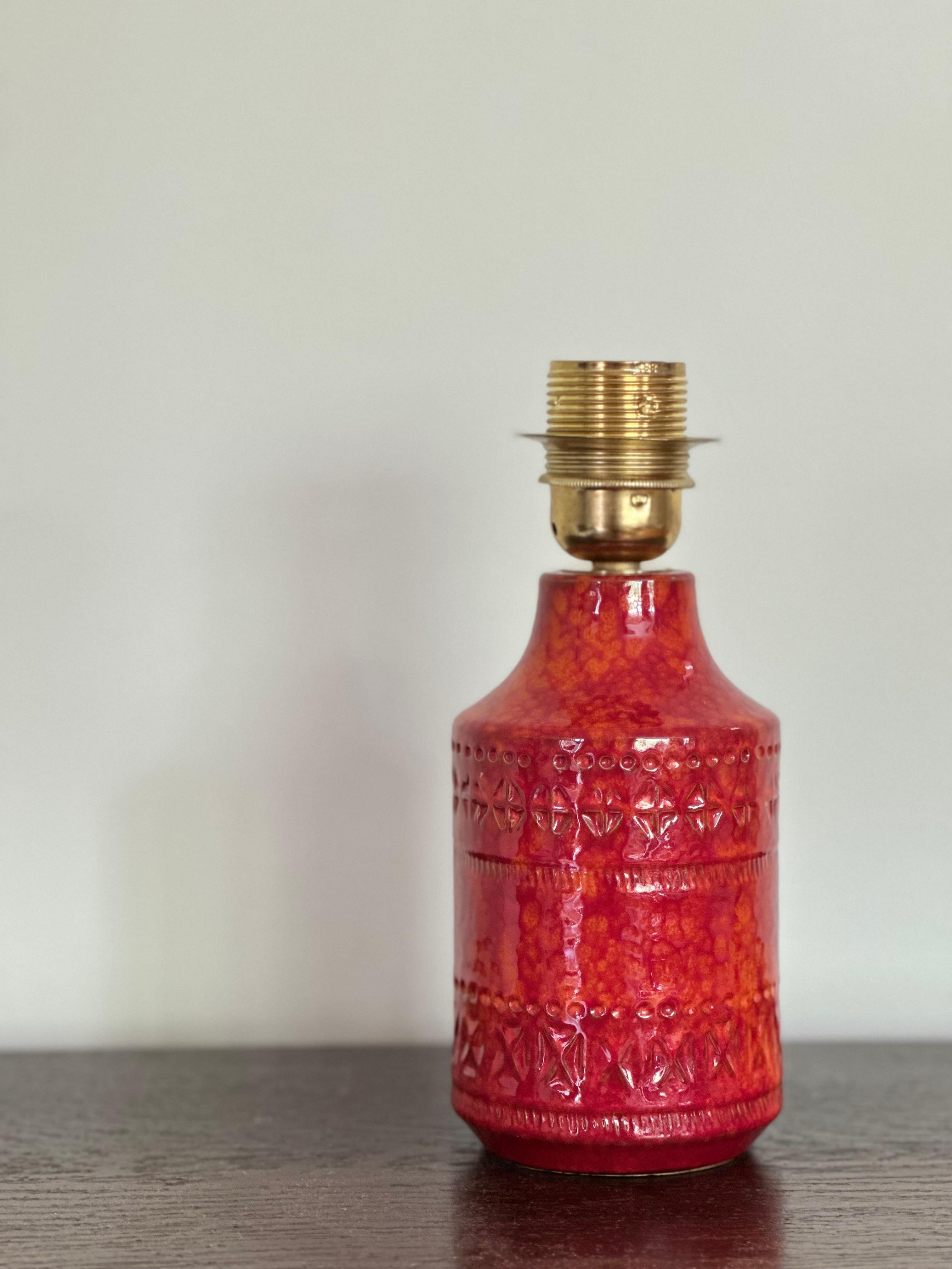italien Lampe de table en céramique suédoise du milieu du siècle, rouge et audacieuse. 1960s. en vente