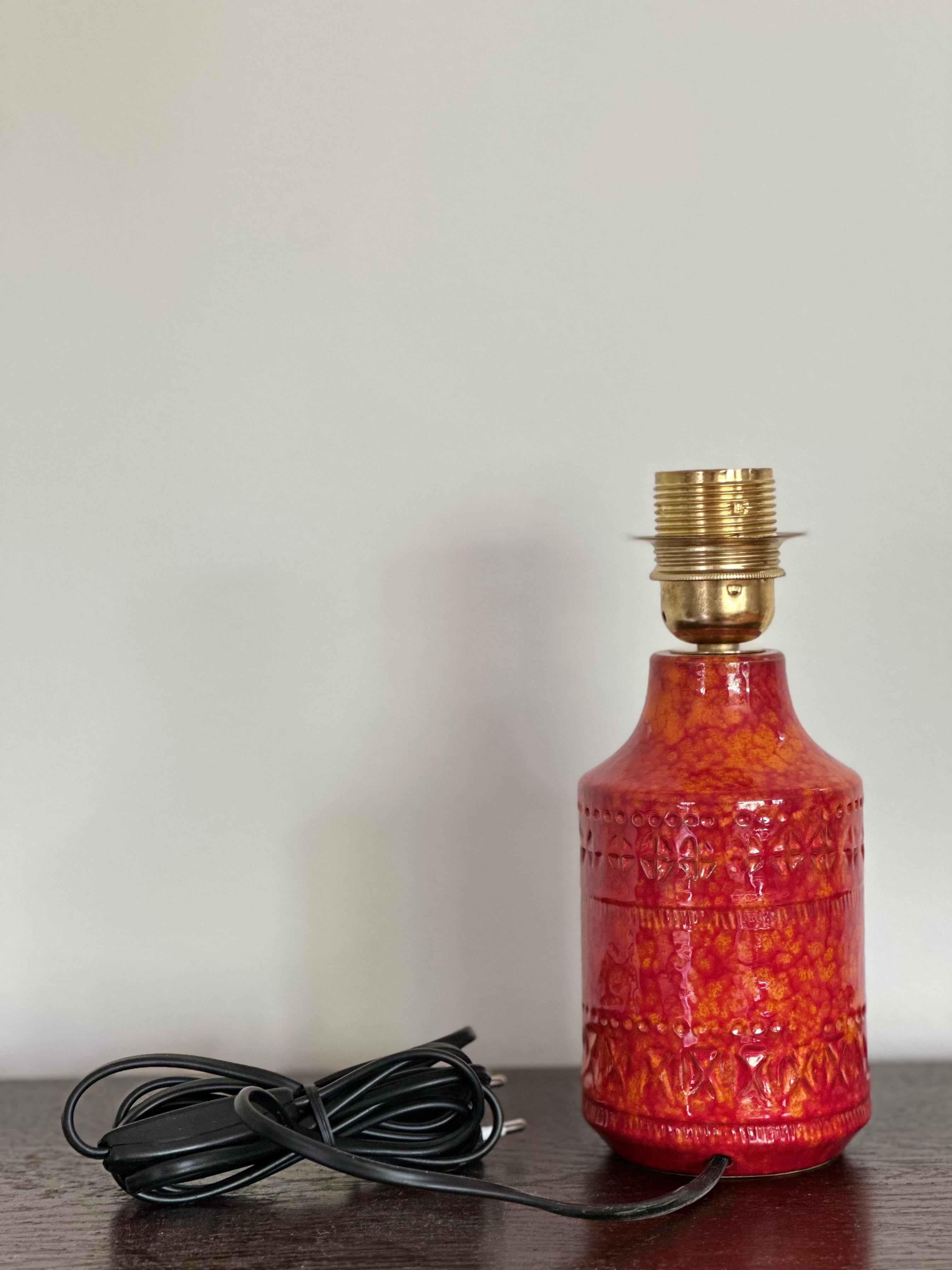 Lampe de table en céramique suédoise du milieu du siècle, rouge et audacieuse. 1960s. Bon état - En vente à Bromma, SE