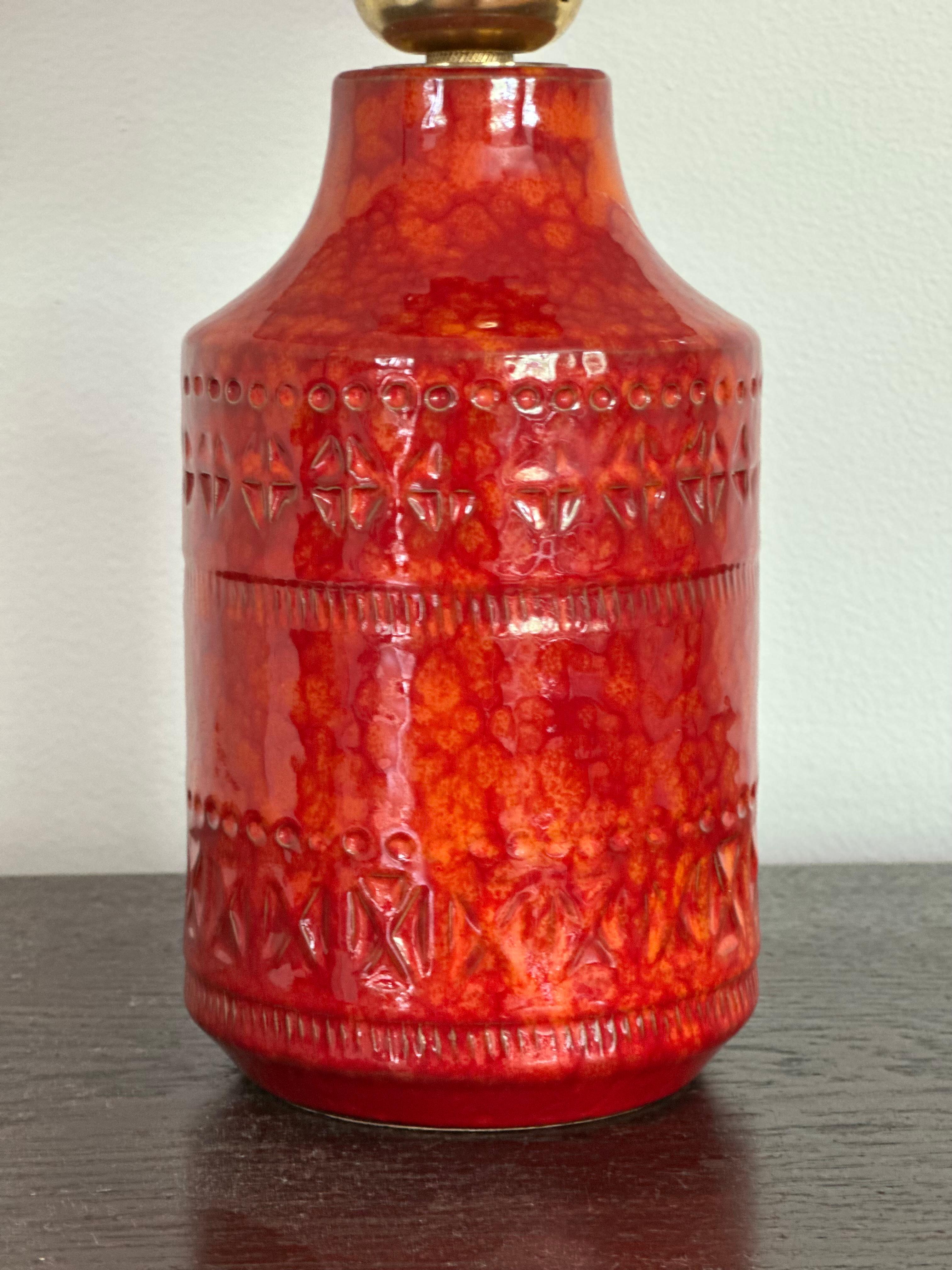 Milieu du XXe siècle Lampe de table en céramique suédoise du milieu du siècle, rouge et audacieuse. 1960s. en vente