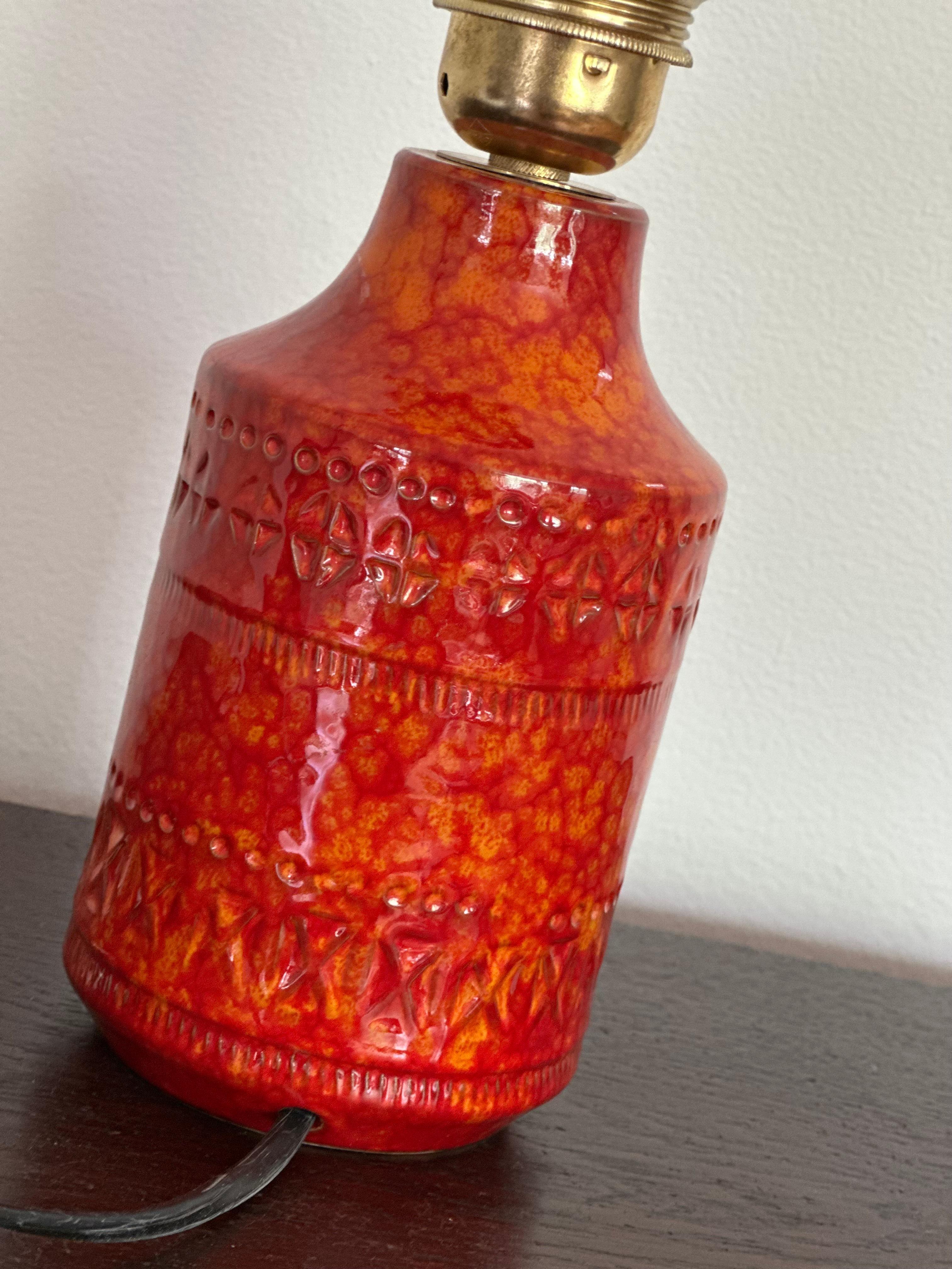 Laiton Lampe de table en céramique suédoise du milieu du siècle, rouge et audacieuse. 1960s. en vente