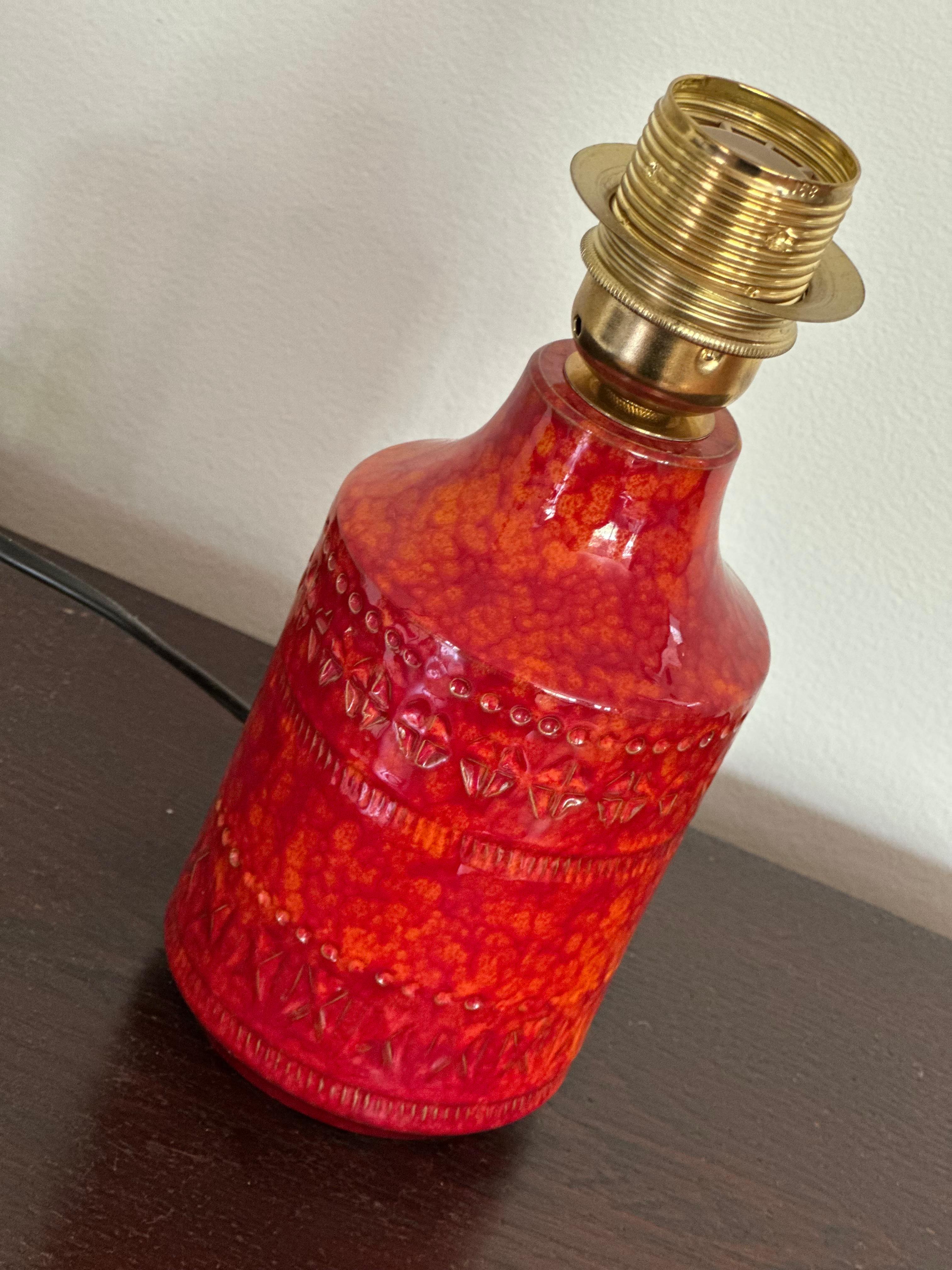 Lampe de table en céramique suédoise du milieu du siècle, rouge et audacieuse. 1960s. en vente 1