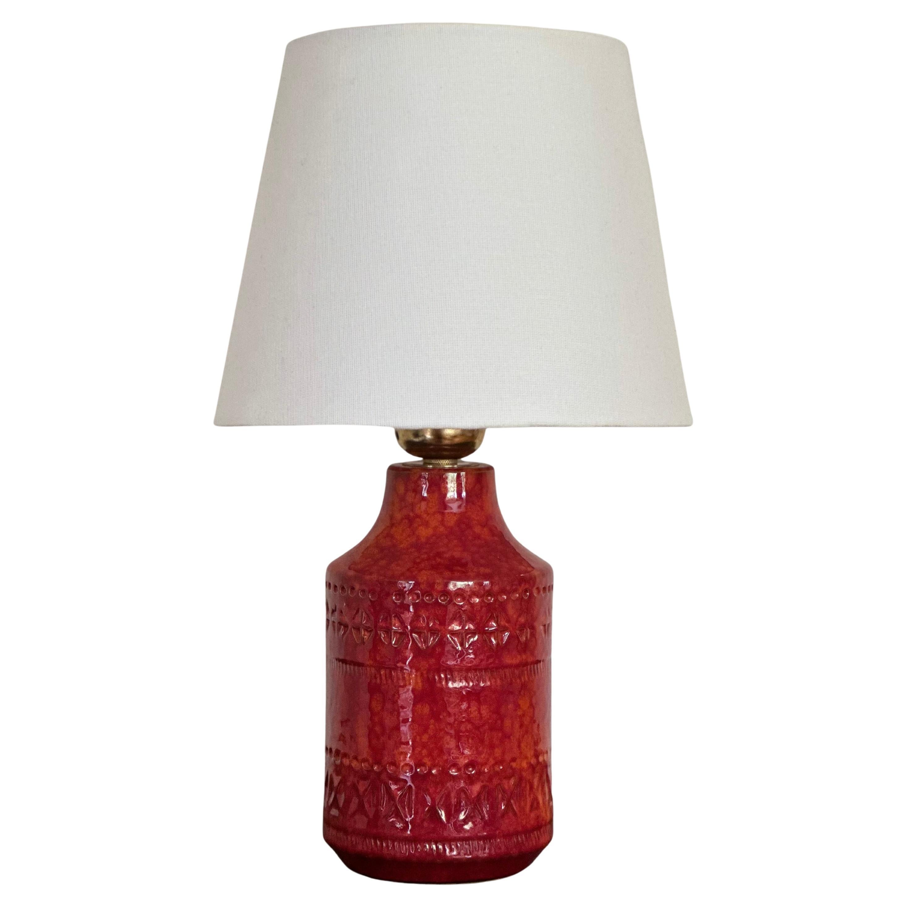 Kräftige rote schwedische Keramik-Tischlampe aus der Mitte des Jahrhunderts. 1960s.
