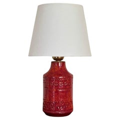 Kräftige rote schwedische Keramik-Tischlampe aus der Mitte des Jahrhunderts. 1960s.