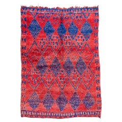 Tapis de village marocain des années 1940 à motifs de losanges bleu marine et rouge vif