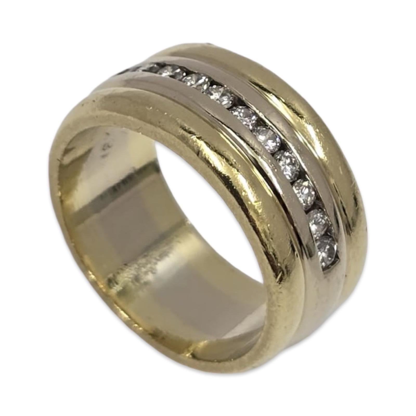 Un sorprendente cinturino di diamanti dell'epoca retrò realizzato in ricco oro giallo 18 carati, con un'elegante linea di diamanti tondi taglio brillante incastonati a canale per un totale di circa 0,33 carati. Il profilo scultoreo a gradini evoca