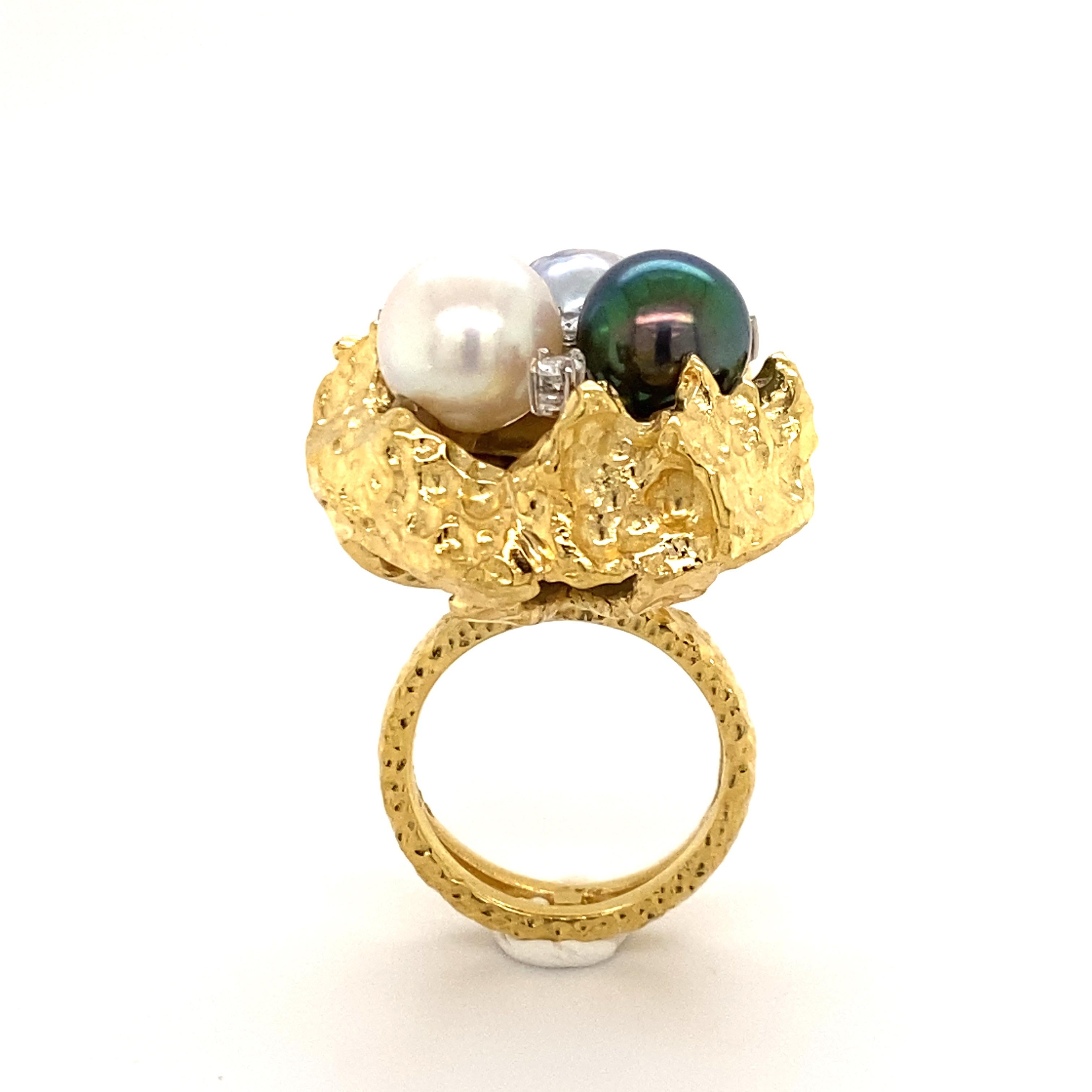 Bold Retro Ring in 14 Karat Yellow Gold with Cultured Pearls and Diamonds In Good Condition In Lucerne, CH