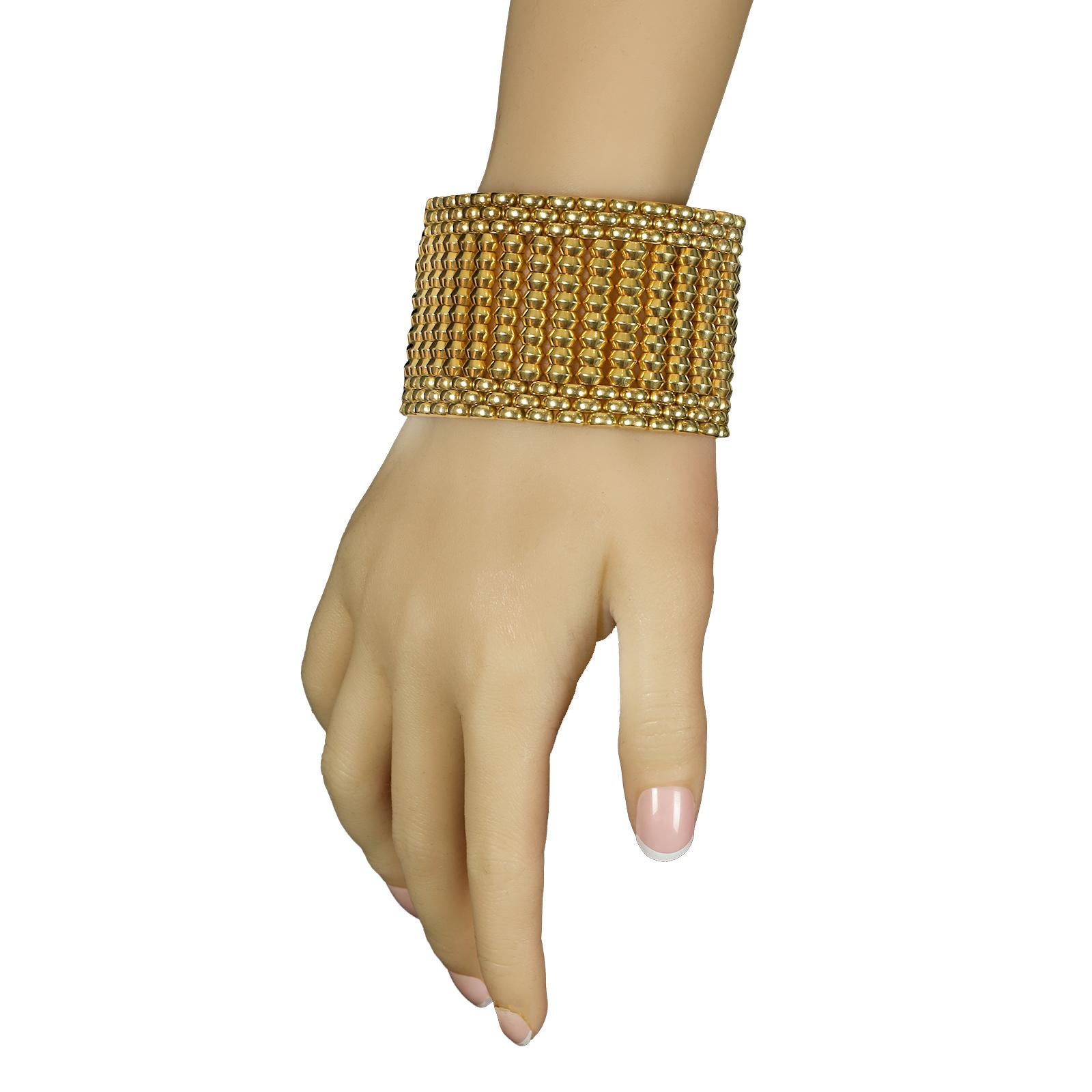 Bold Retro Wide 18 Karat Gold Bracelet of Highly Flexible Design, circa 1950s In Excellent Condition In London, GB