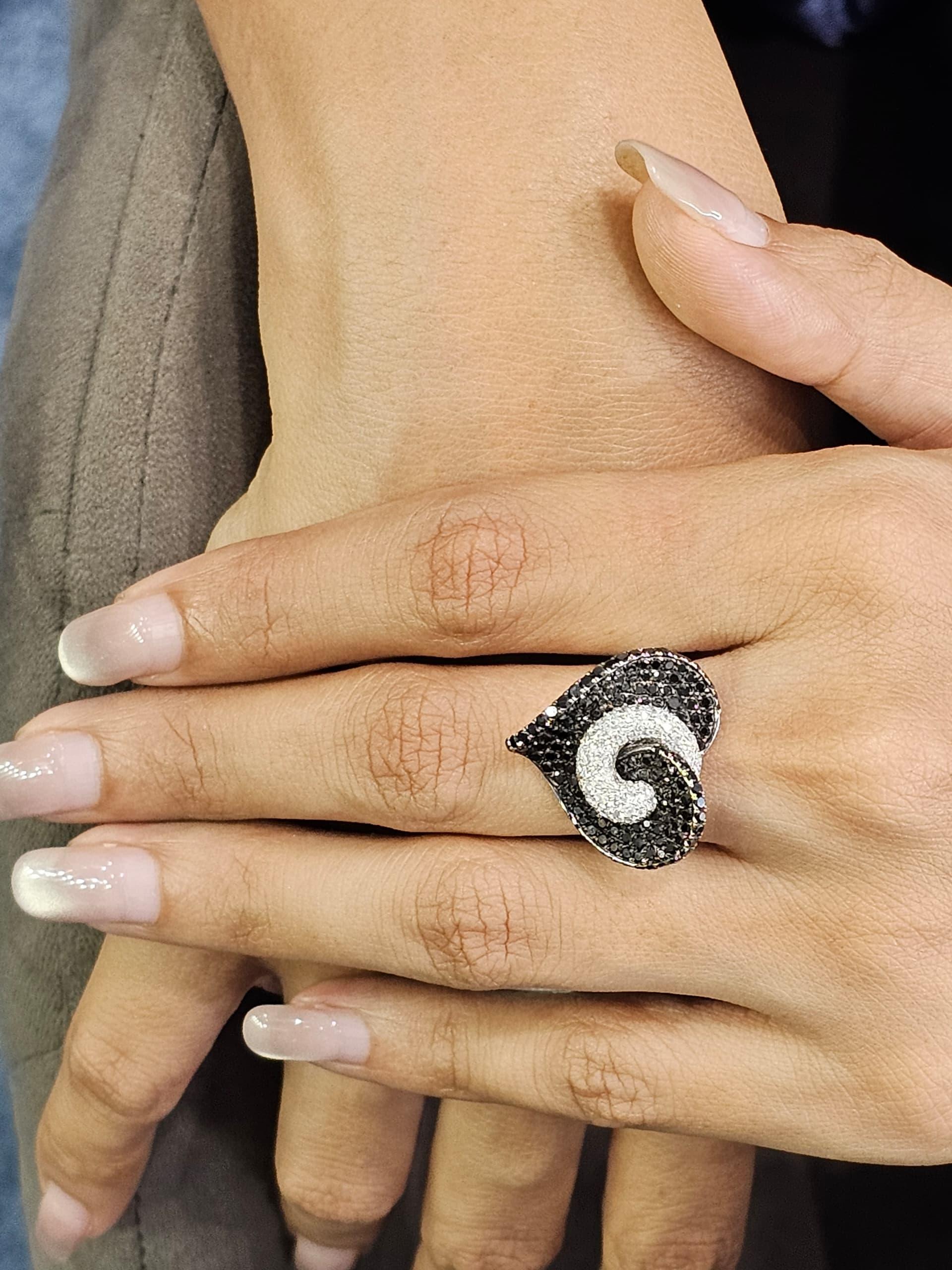 Kühne Romantik: Schwarzer Diamant-Herzring mit weißem Pavé (Moderne) im Angebot