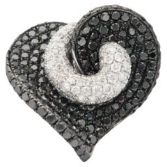 Romanticismo audace: Anello con cuore di diamante nero e pavé bianco