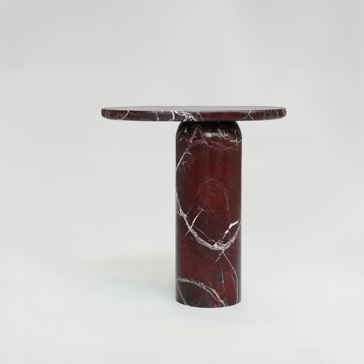 Der BOLD Rosso Levanto Marmor Beistelltisch ist aus massivem Stein mit klaren Linien und einer einfachen Struktur gebaut. Seine Oberfläche hebt die natürliche Maserung des Marmor rosso levanto hervor.

Dieser minimalistische Beistelltisch passt