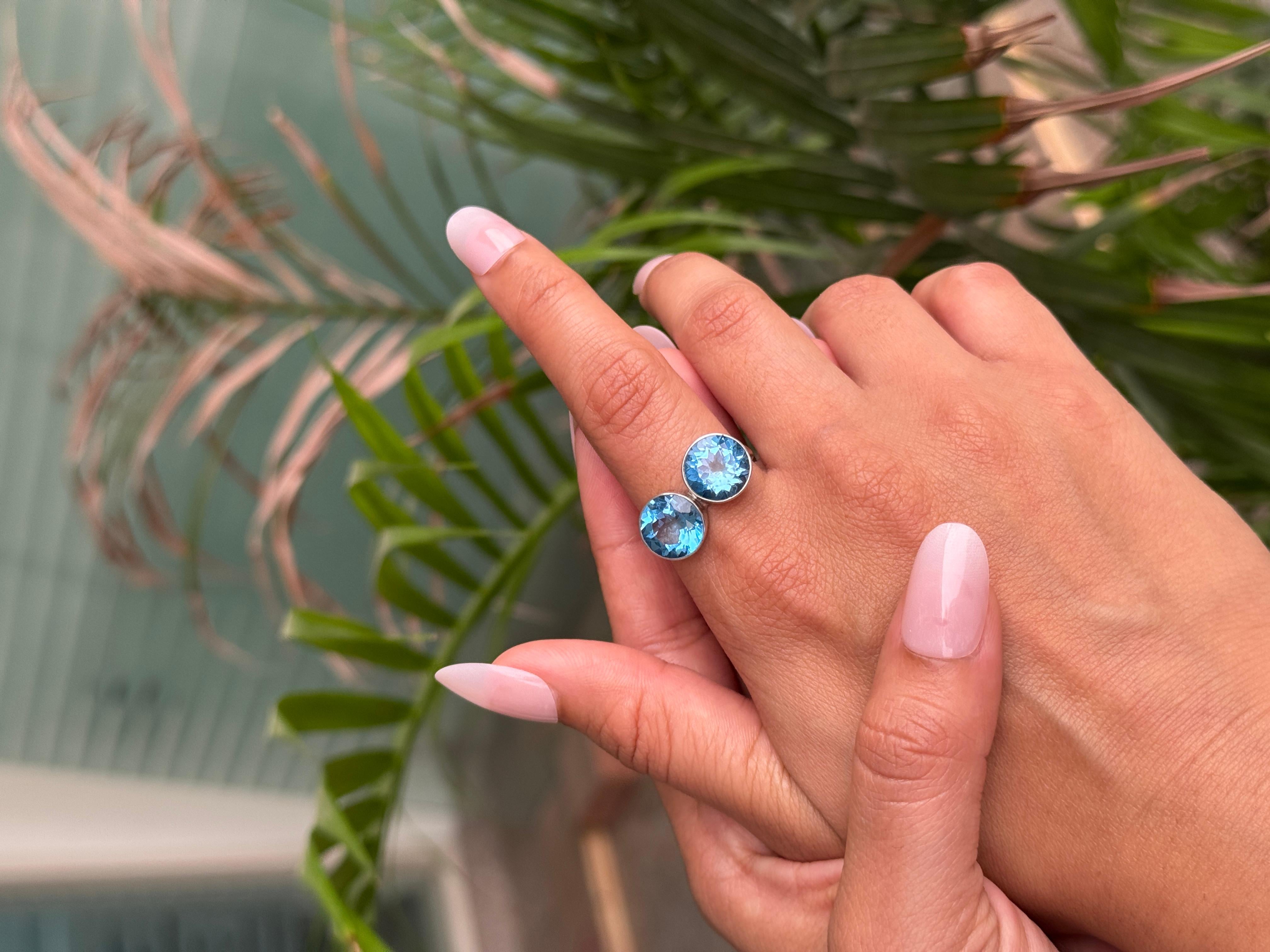 Im Angebot: Zeitgenössischer Toi et Moi Bypass Ring mit blauem Topas aus 925 Sterling Silber Schmuck () 4