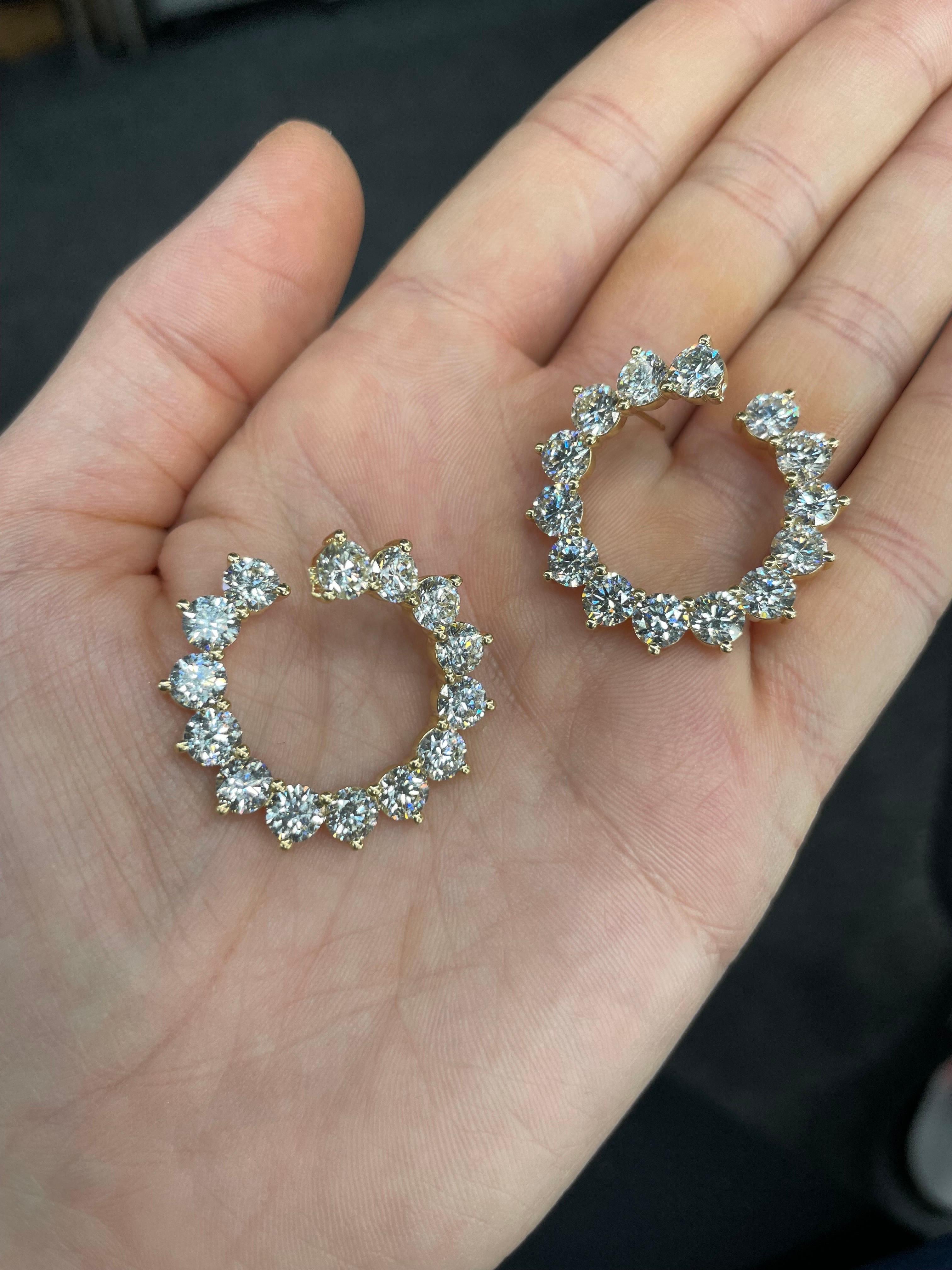 Realizzati in oro 18 carati, questi splendidi orecchini a cerchio Swirl presentano 28 diamanti taglio brillante per un totale di circa 13,26 carati. Ogni diamante pesa circa 0,47 carati, con una gradazione di purezza VS2-SI1, creando un look audace