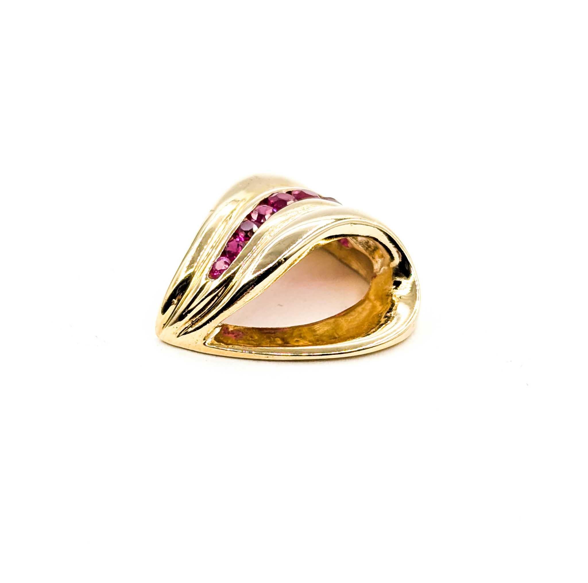 Contemporain Pendentif en or jaune 14k avec cœur en rubis audacieux en vente