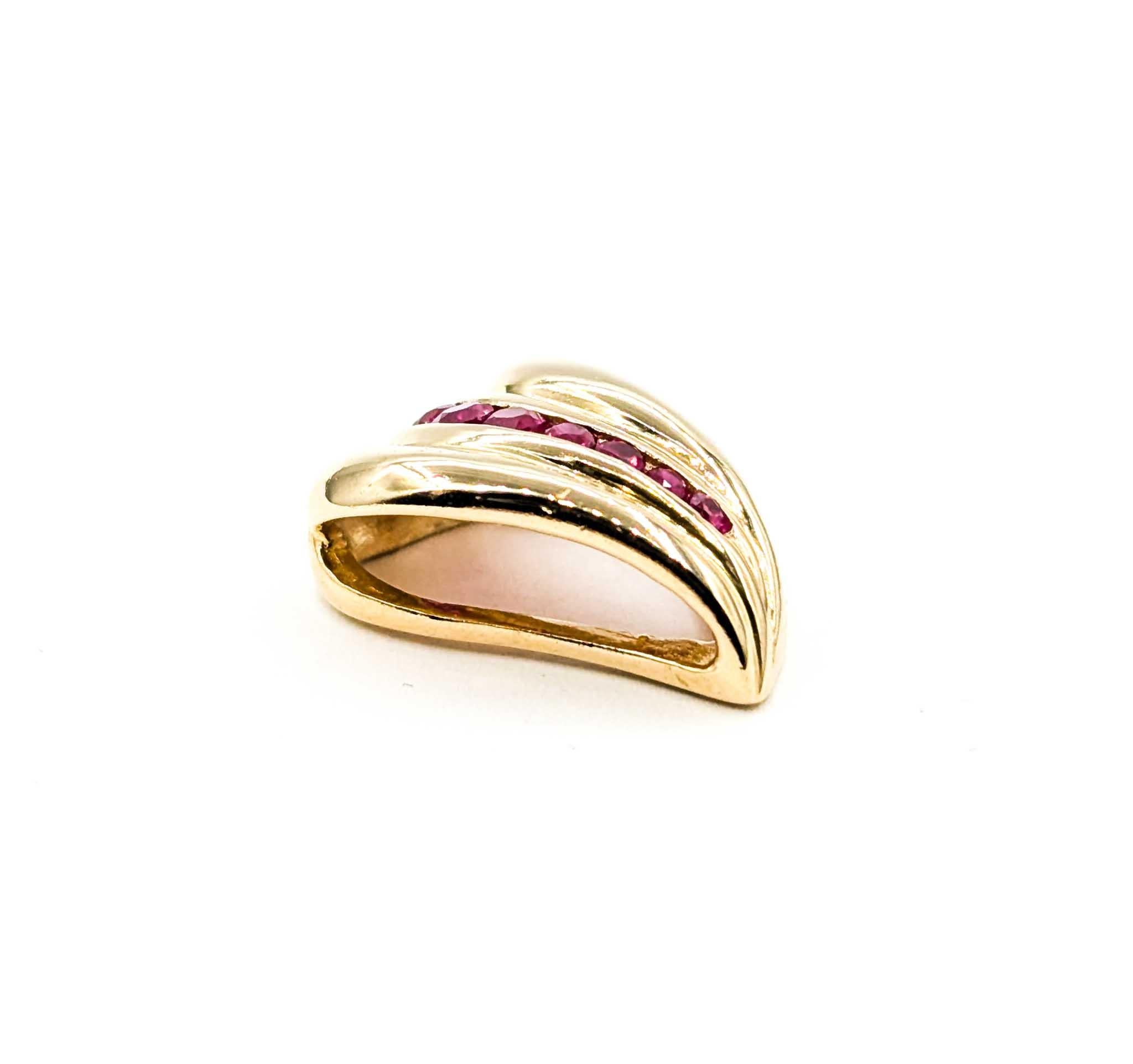 Pendentif en or jaune 14k avec cœur en rubis audacieux Excellent état - En vente à Bloomington, MN