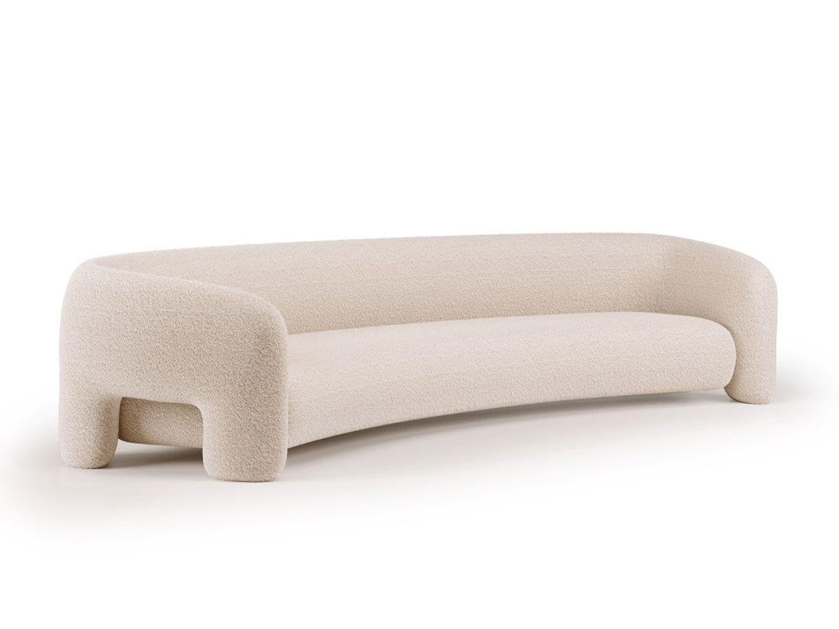 Diese Version des Bold Sofa Curved eröffnet mit ihrem modernen Design neue Dimensionen des Komforts und bietet mehr Platz für ultimative Entspannung.

Die fließenden Linien und organischen Kurven, kombiniert mit den offenen Armen, verstärken das