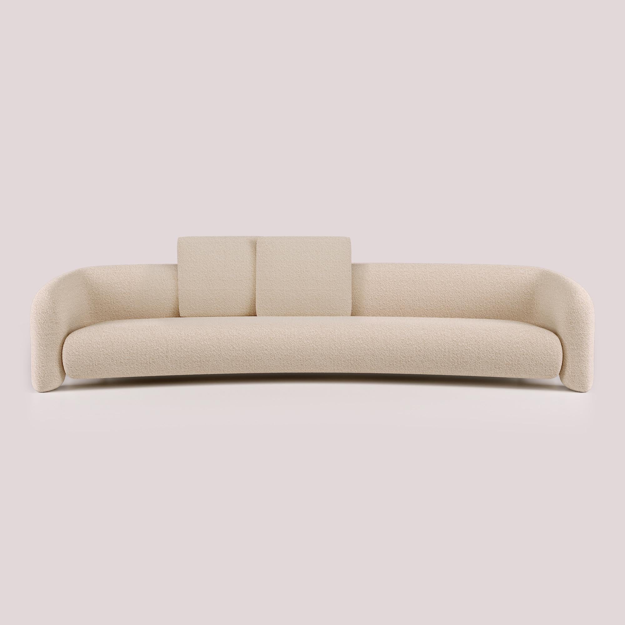 Diese Version des Bold Sofa Curved eröffnet mit ihrem modernen Design neue Dimensionen des Komforts und bietet mehr Platz für ultimative Entspannung. Die fließenden Linien und organischen Kurven, kombiniert mit den offenen Armen, verstärken das