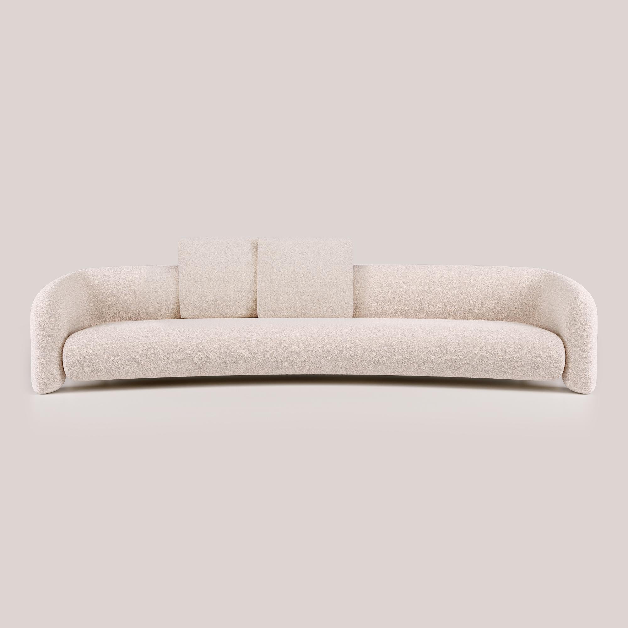 Diese Version des Bold Sofa Curved eröffnet mit ihrem modernen Design neue Dimensionen des Komforts und bietet mehr Platz für ultimative Entspannung. Die fließenden Linien und organischen Kurven, kombiniert mit den offenen Armen, verstärken das