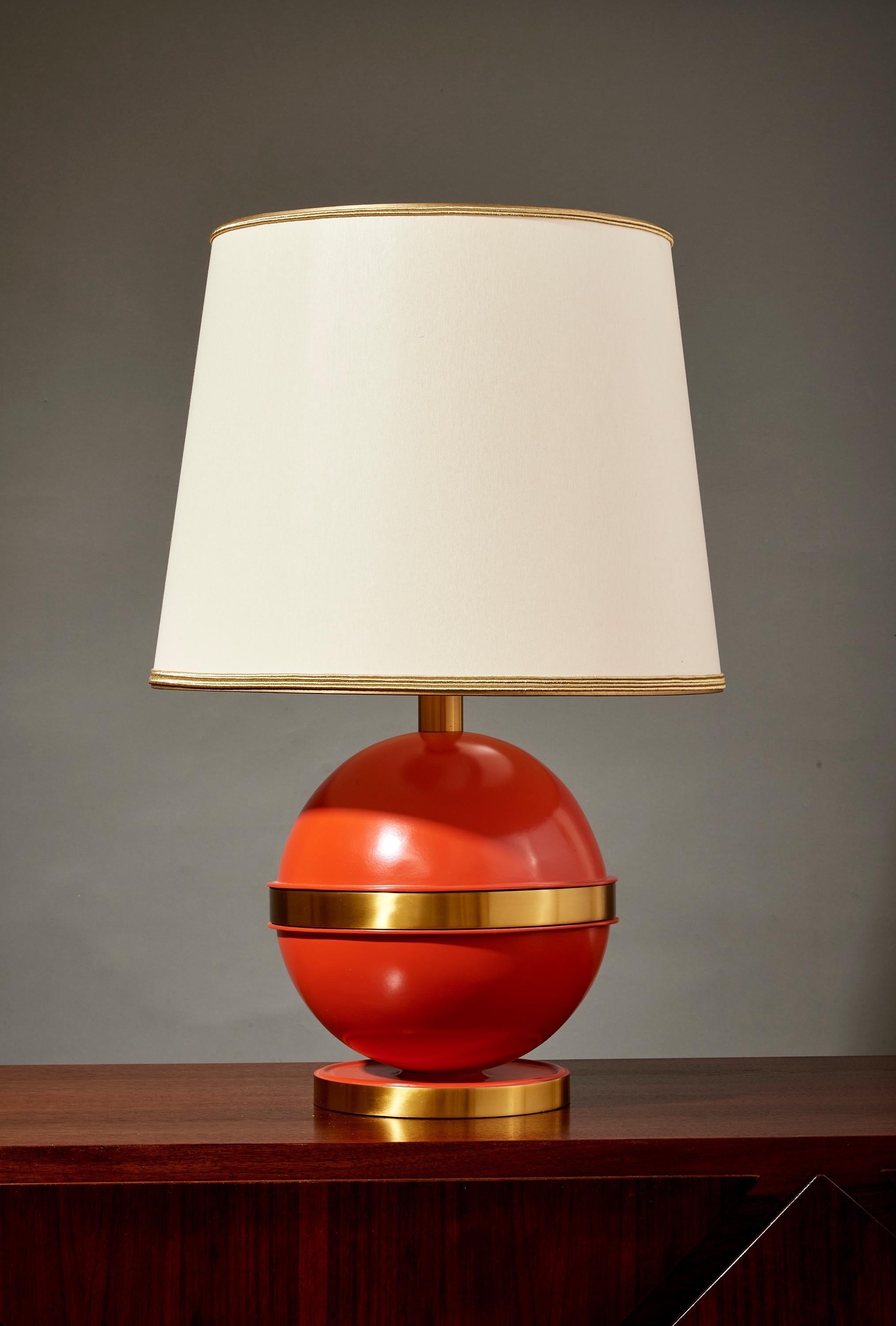 France, 1970's

A large and unique statement-piece Modernist table lamp, with a belted sphere in orange enameled and polished brass.

H 29.5 in. x Dm 19 in.

     
