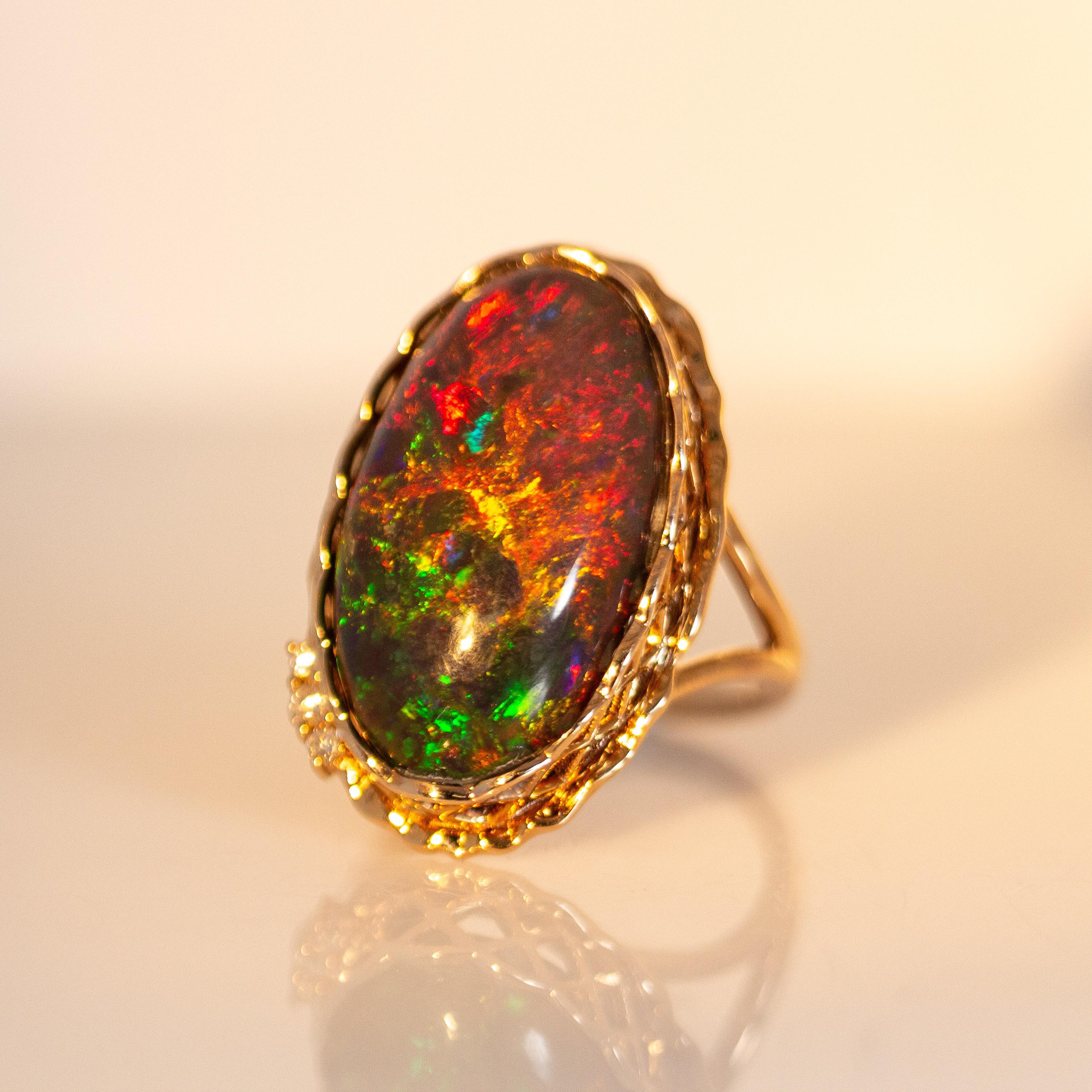 Contemporain Bague en or rose 14 carats avec opale noire de 10,7cts et diamants étincelants en vente