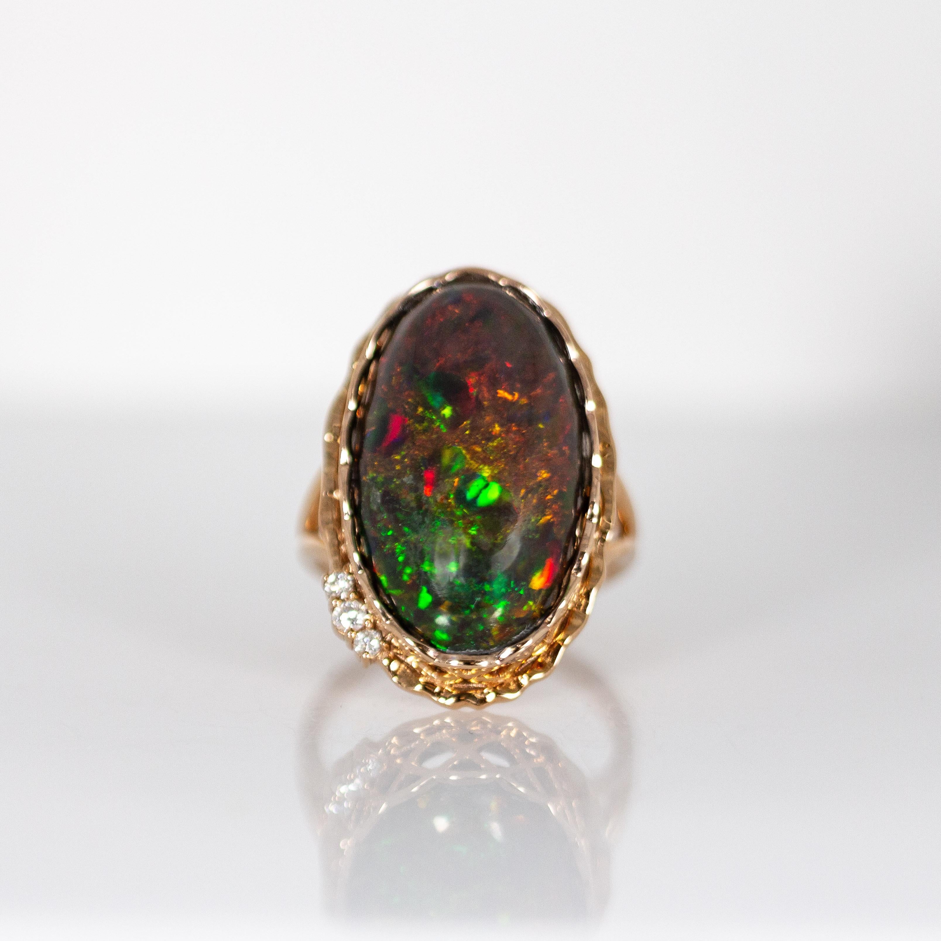 Taille cabochon Bague en or rose 14 carats avec opale noire de 10,7cts et diamants étincelants en vente