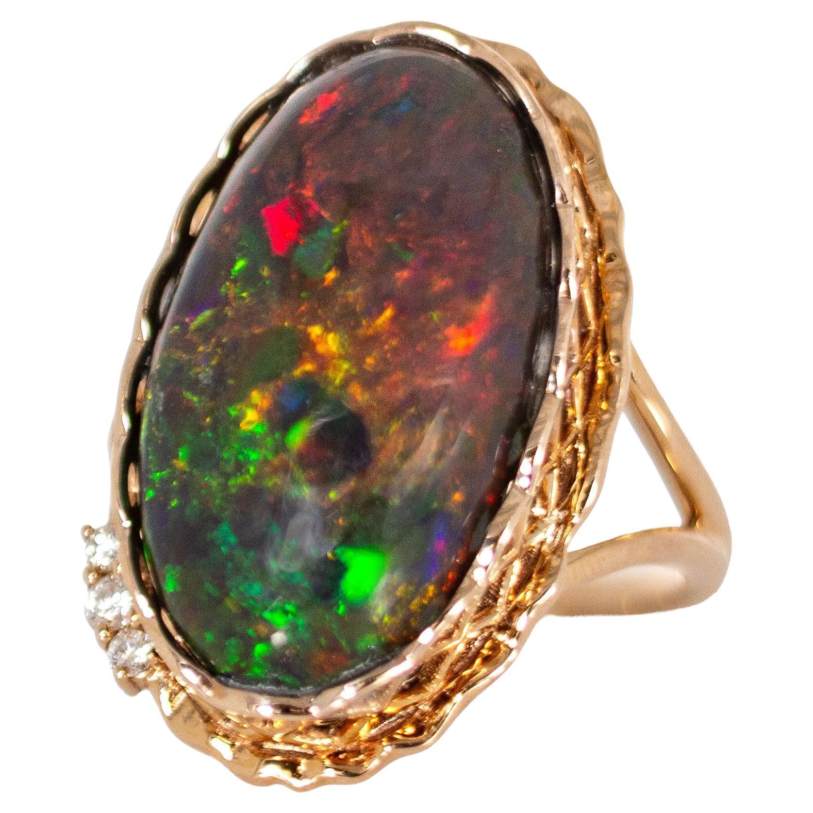 Bague en or rose 14 carats avec opale noire de 10,7cts et diamants étincelants en vente