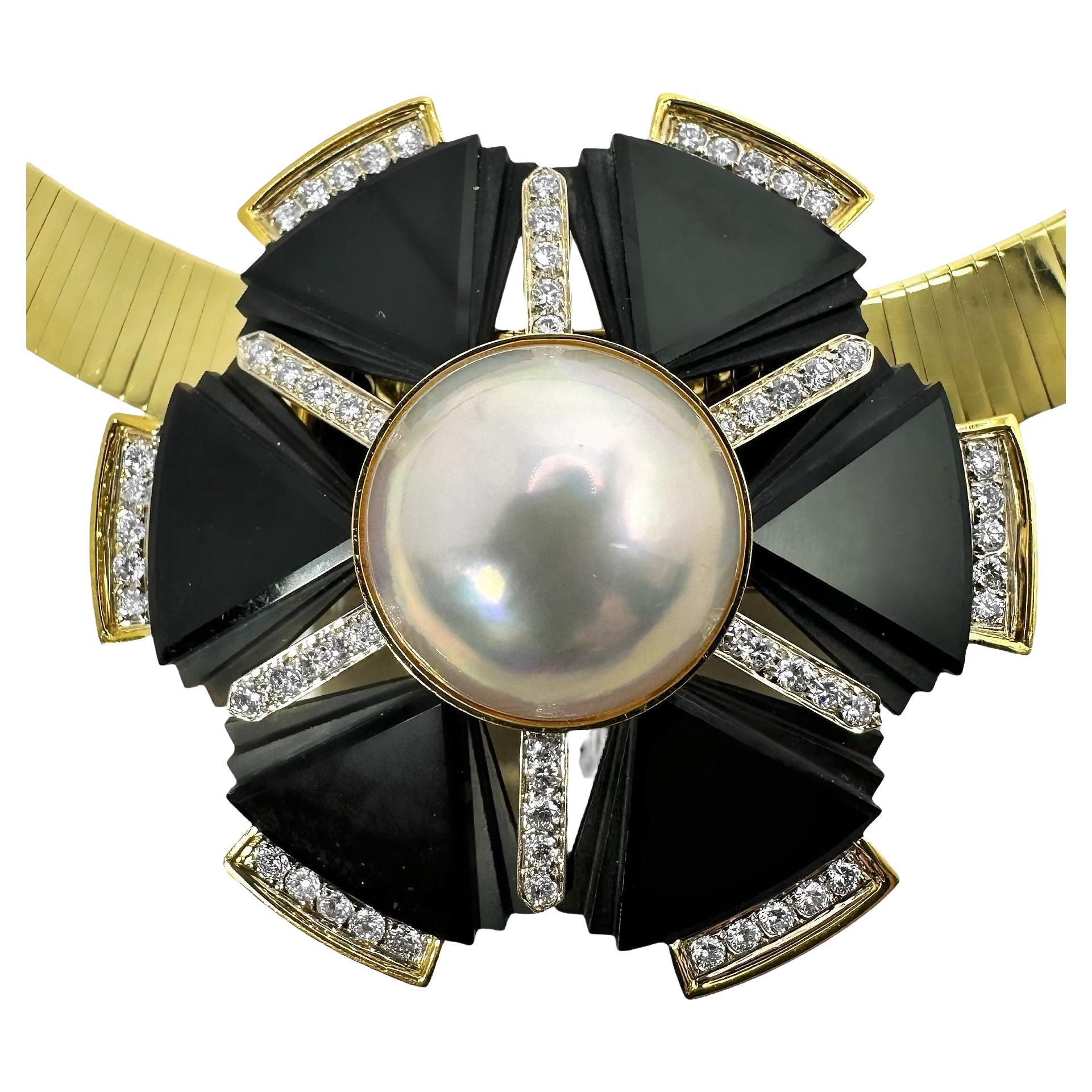 Dieser atemberaubende und sehr fein gearbeitete Anhänger/Brosche aus 18 Karat Gelbgold, schwarzem Onyx, Diamanten und Mabe-Perlen wurde im Studio des geschätzten Designers Emis Beros in Palm Beach, Florida, hergestellt. Es ist groß und hat einen