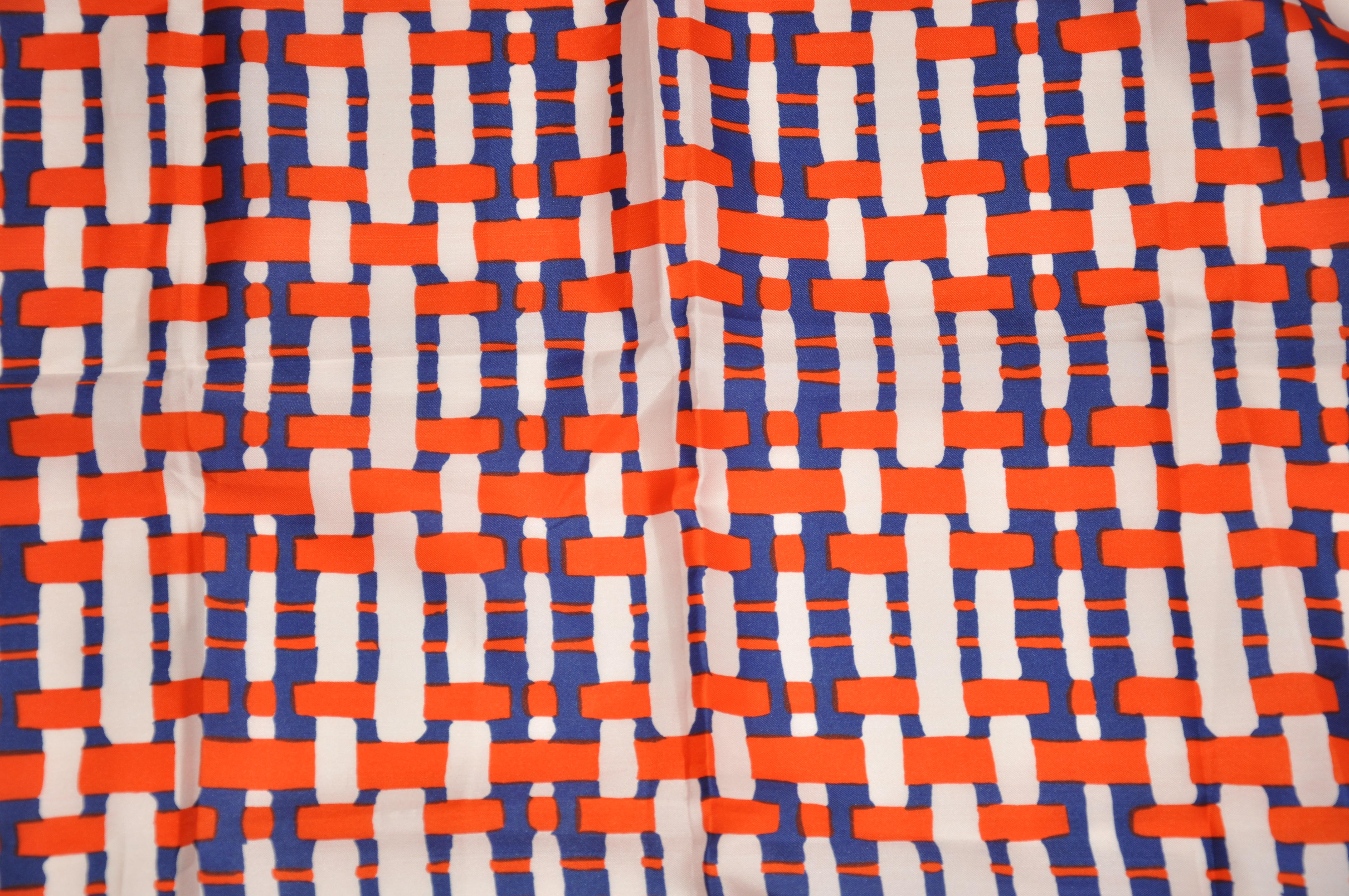      I bordi color mandarino circondano plaid multicolore con bordi arrotolati e misurano 26 pollici per 26 pollici. Prodotto in Giappone.
