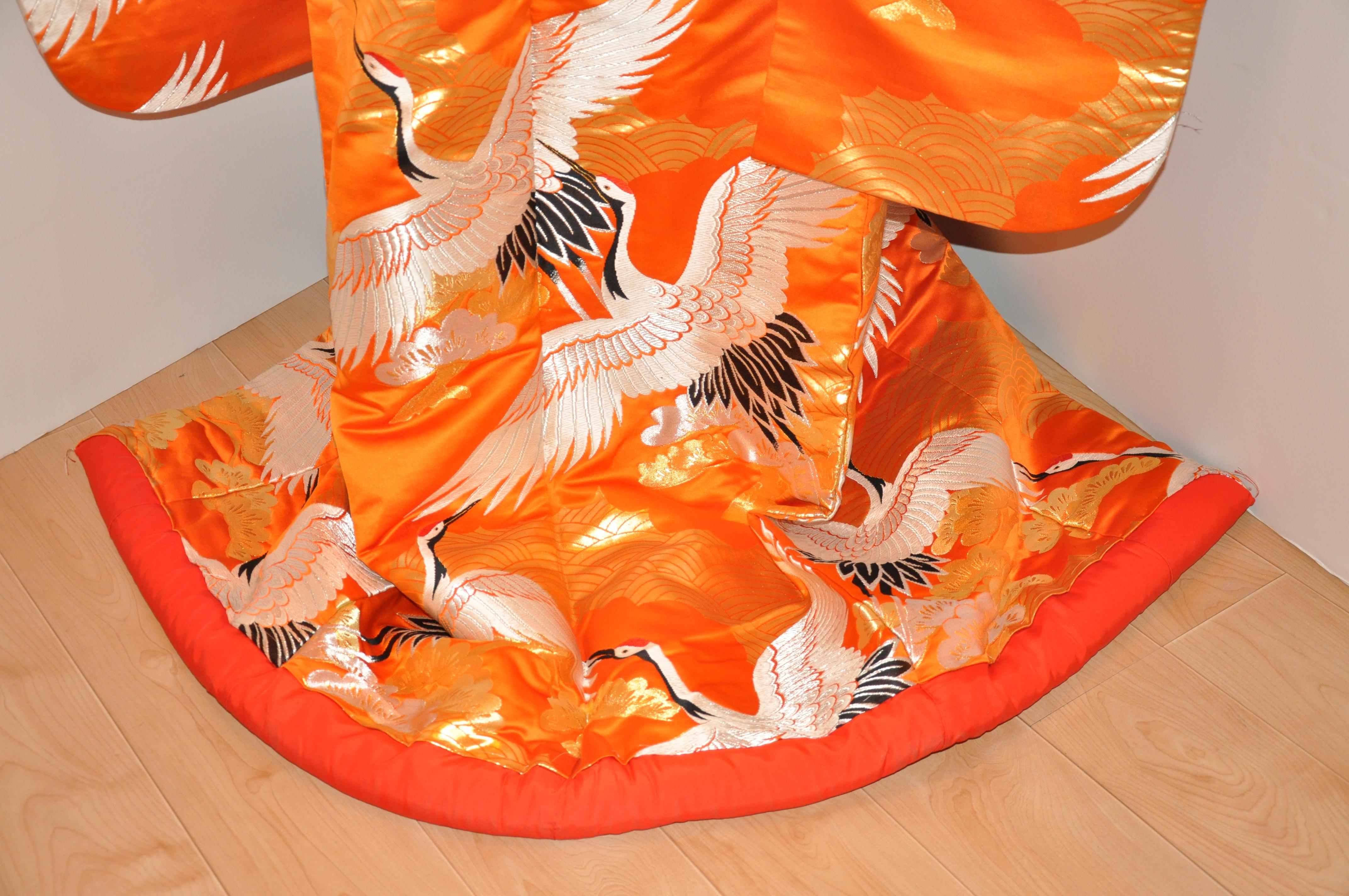 Bold Tangerine Ceremonial „Lucky Cranes Spreading Happiness“ Seidenkimono im Angebot 5