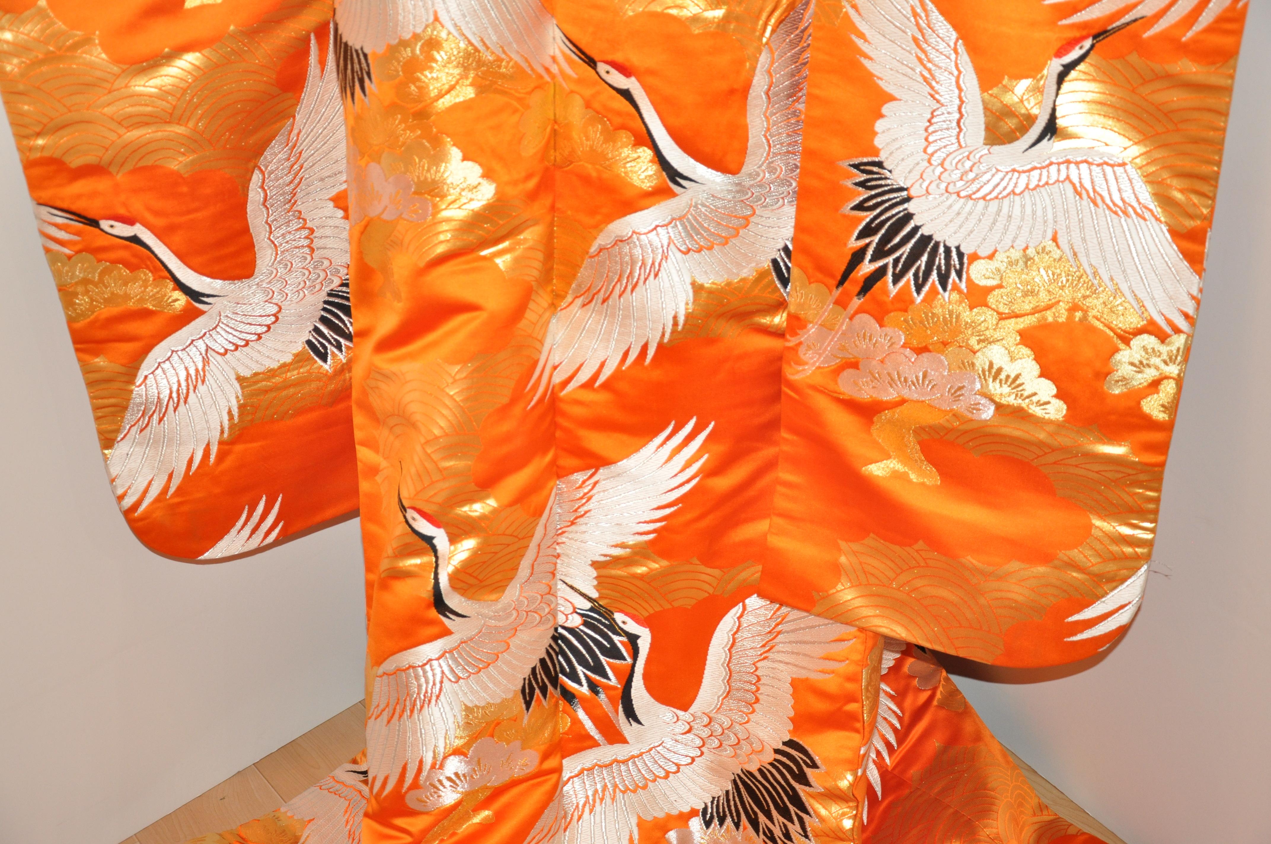 Bold Tangerine Ceremonial „Lucky Cranes Spreading Happiness“ Seidenkimono im Angebot 6