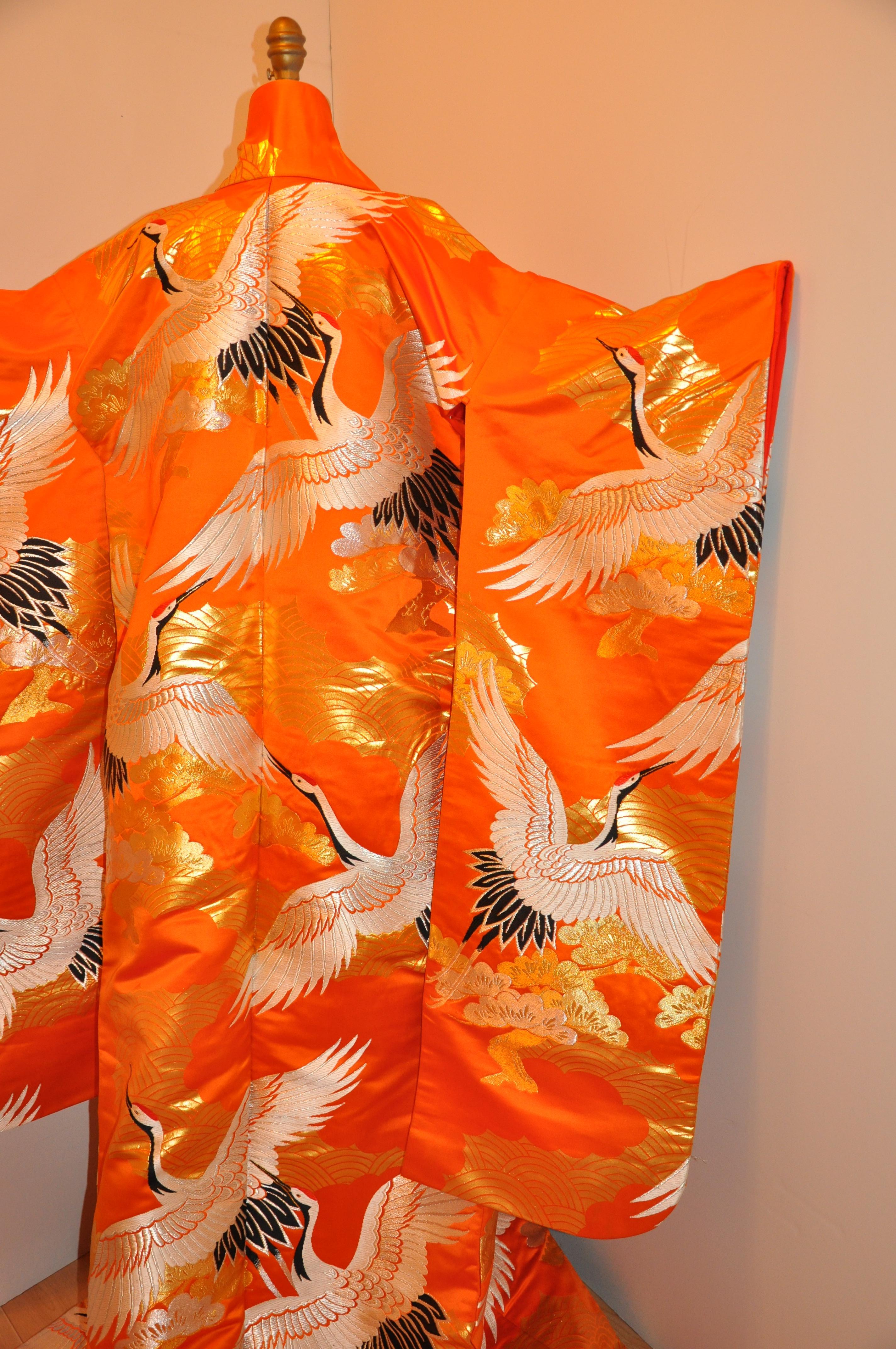 Bold Tangerine Ceremonial „Lucky Cranes Spreading Happiness“ Seidenkimono im Angebot 7