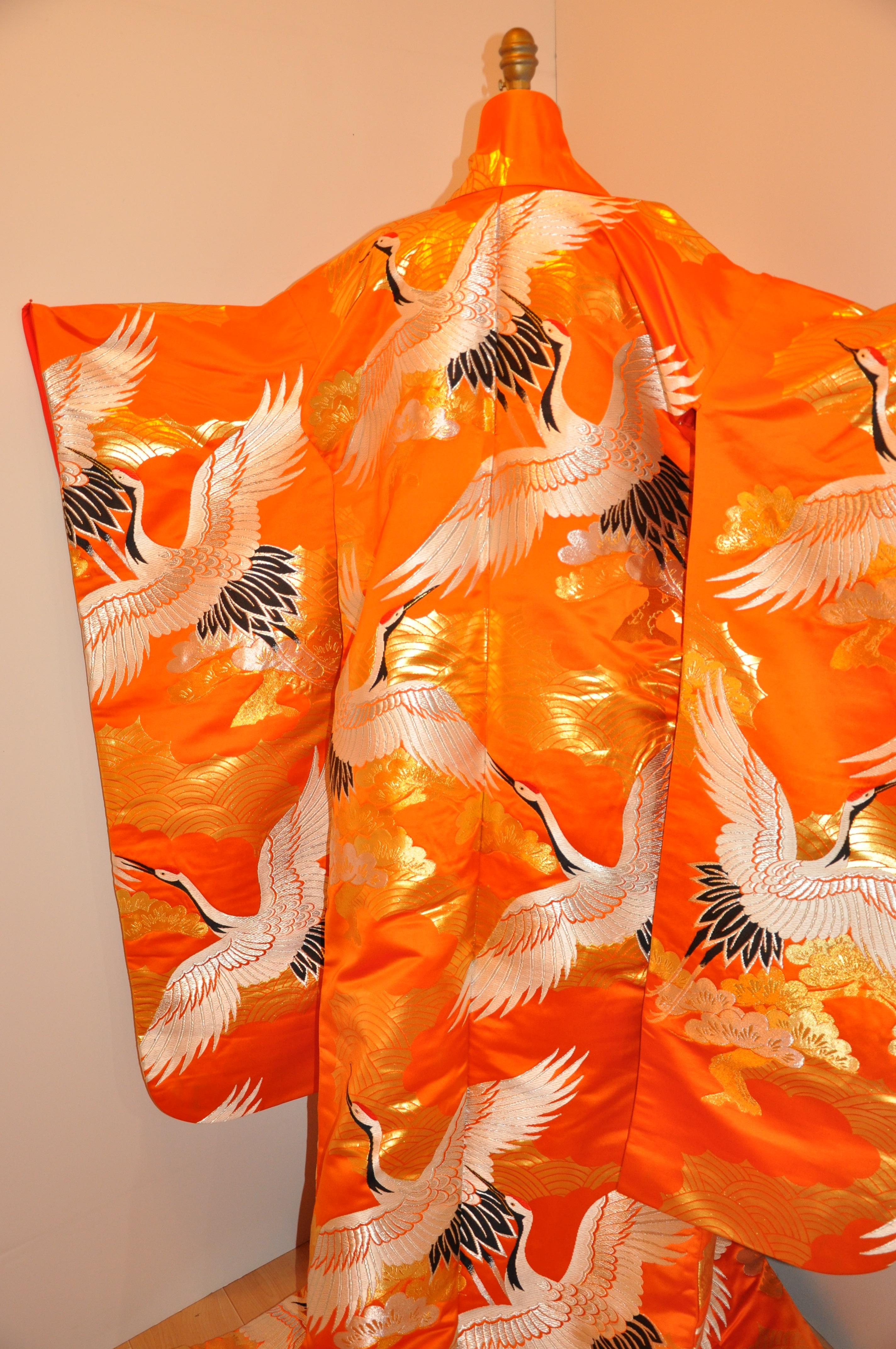 Bold Tangerine Ceremonial „Lucky Cranes Spreading Happiness“ Seidenkimono im Angebot 8