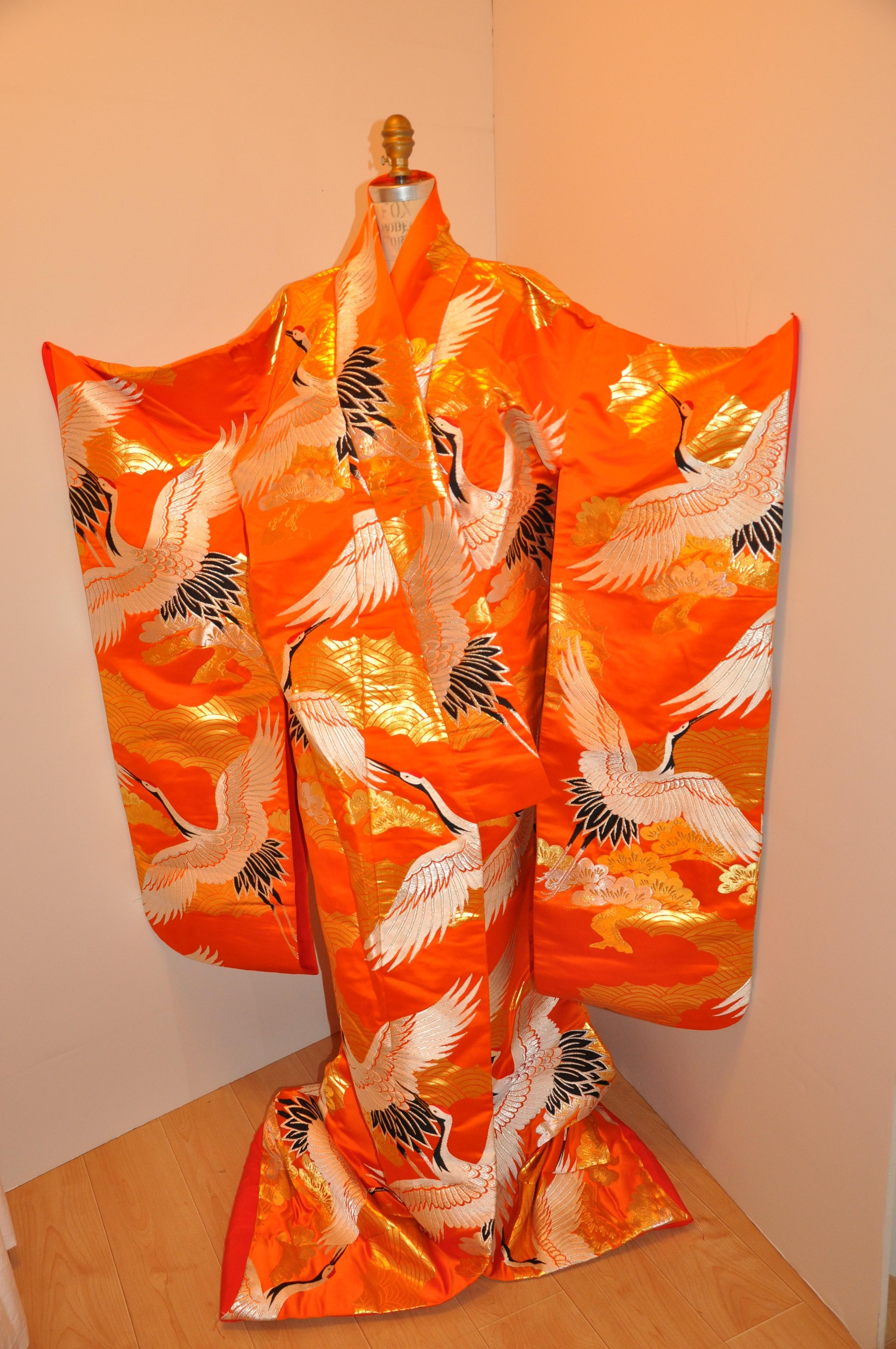 Bold Tangerine Ceremonial „Lucky Cranes Spreading Happiness“ Seidenkimono (Orange) im Angebot