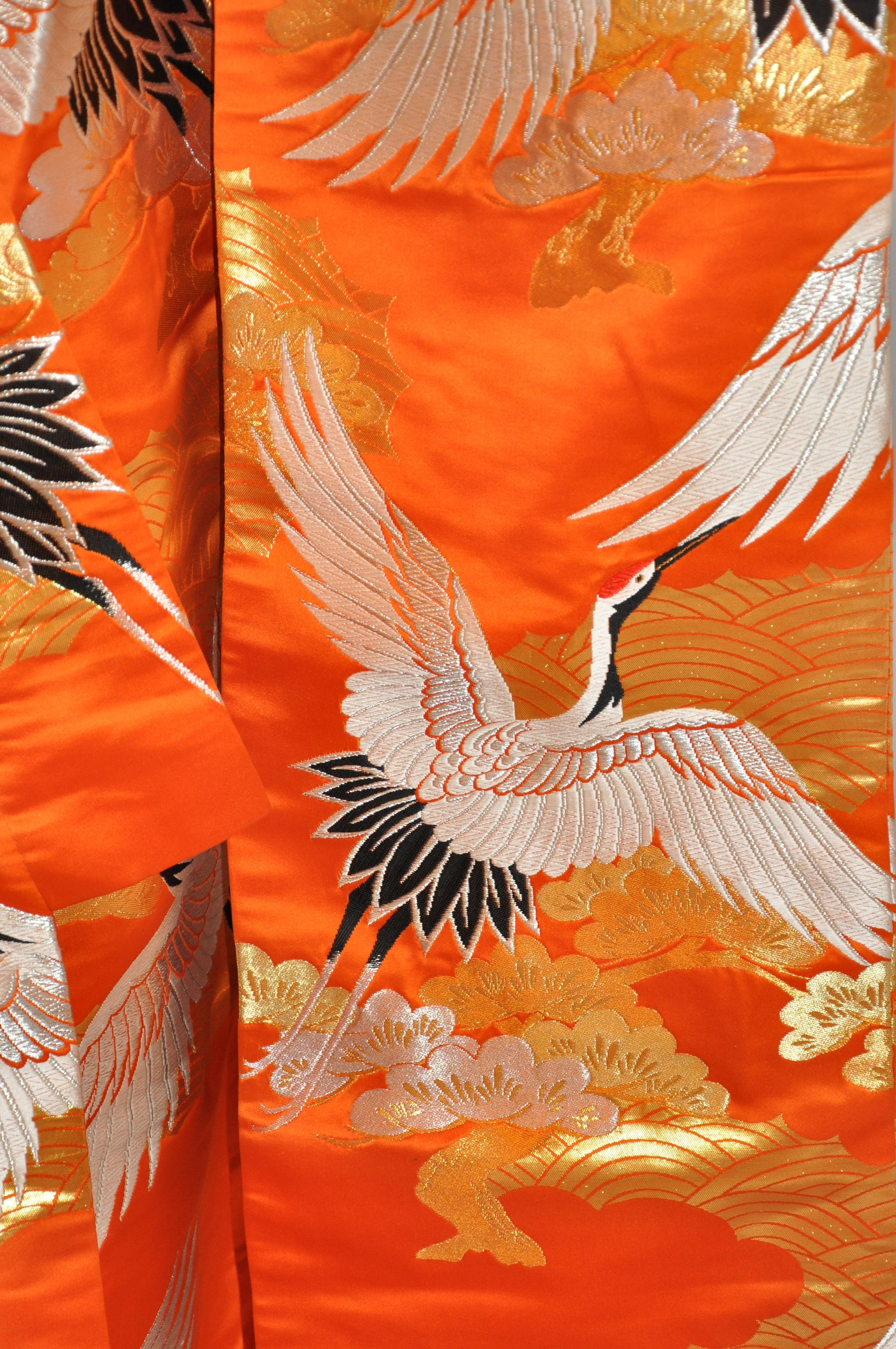 Bold Tangerine Ceremonial „Lucky Cranes Spreading Happiness“ Seidenkimono im Zustand „Gut“ im Angebot in New York, NY