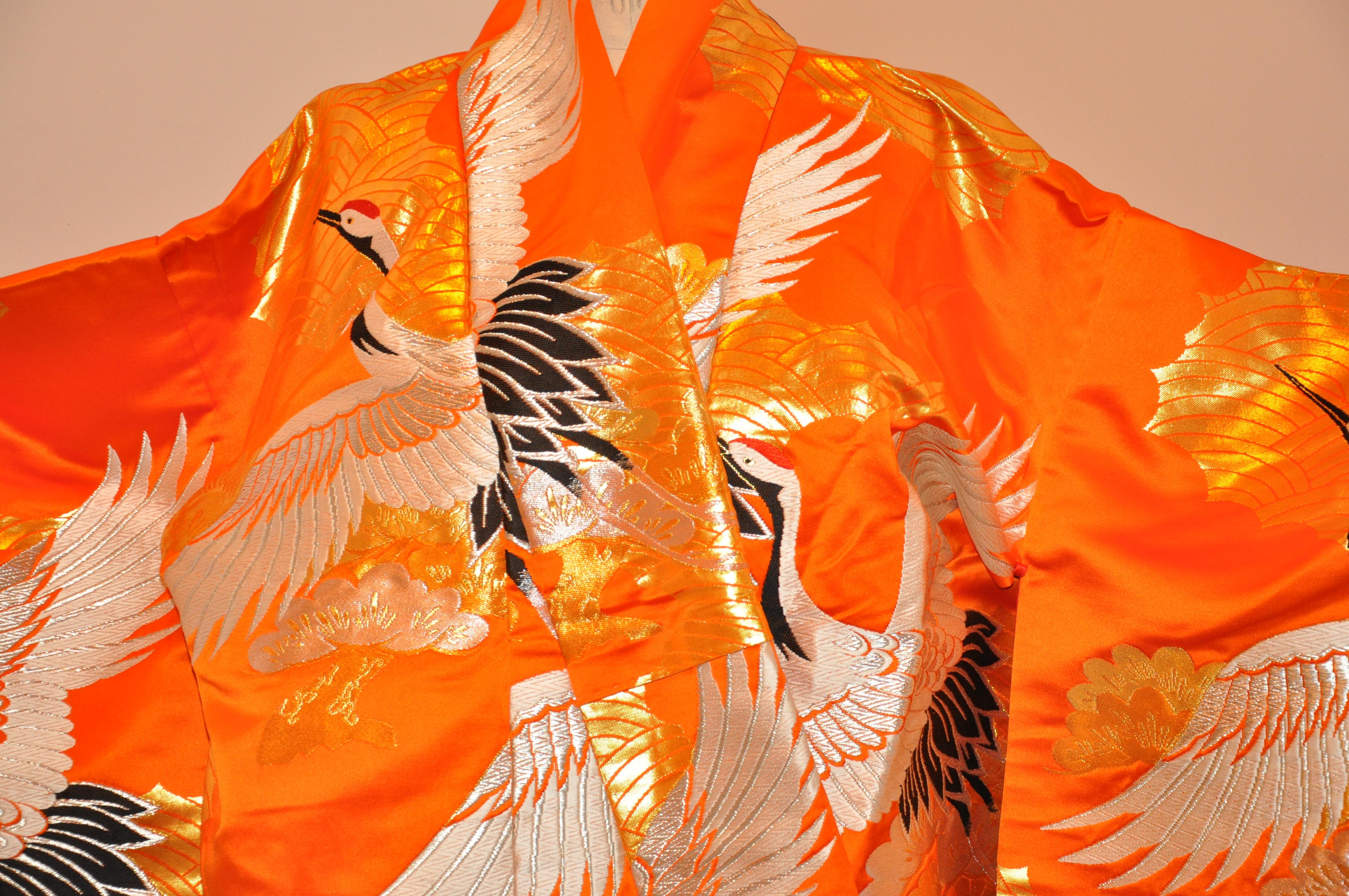 Bold Tangerine Ceremonial „Lucky Cranes Spreading Happiness“ Seidenkimono für Damen oder Herren im Angebot