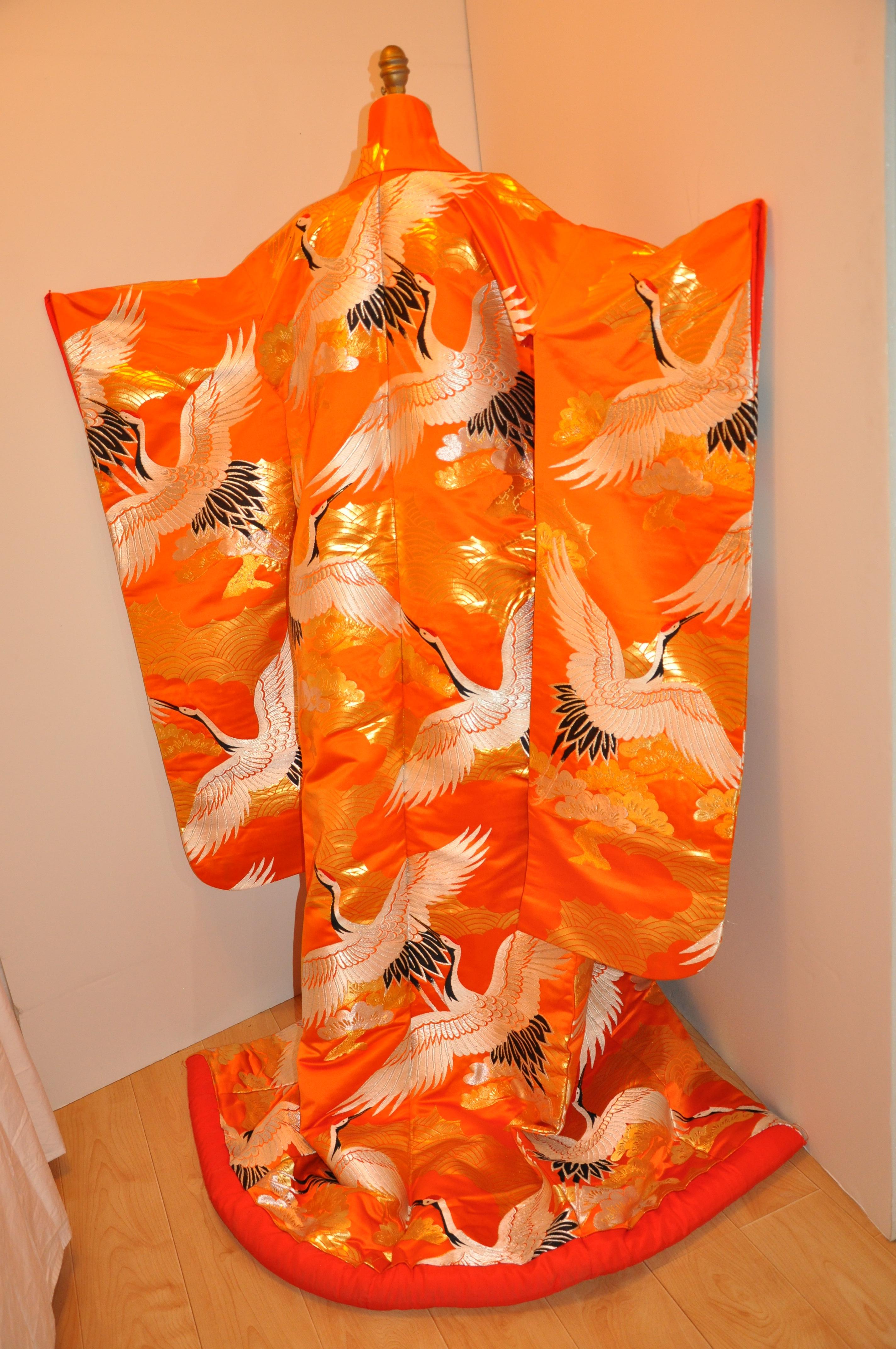 Bold Tangerine Ceremonial „Lucky Cranes Spreading Happiness“ Seidenkimono im Angebot 2