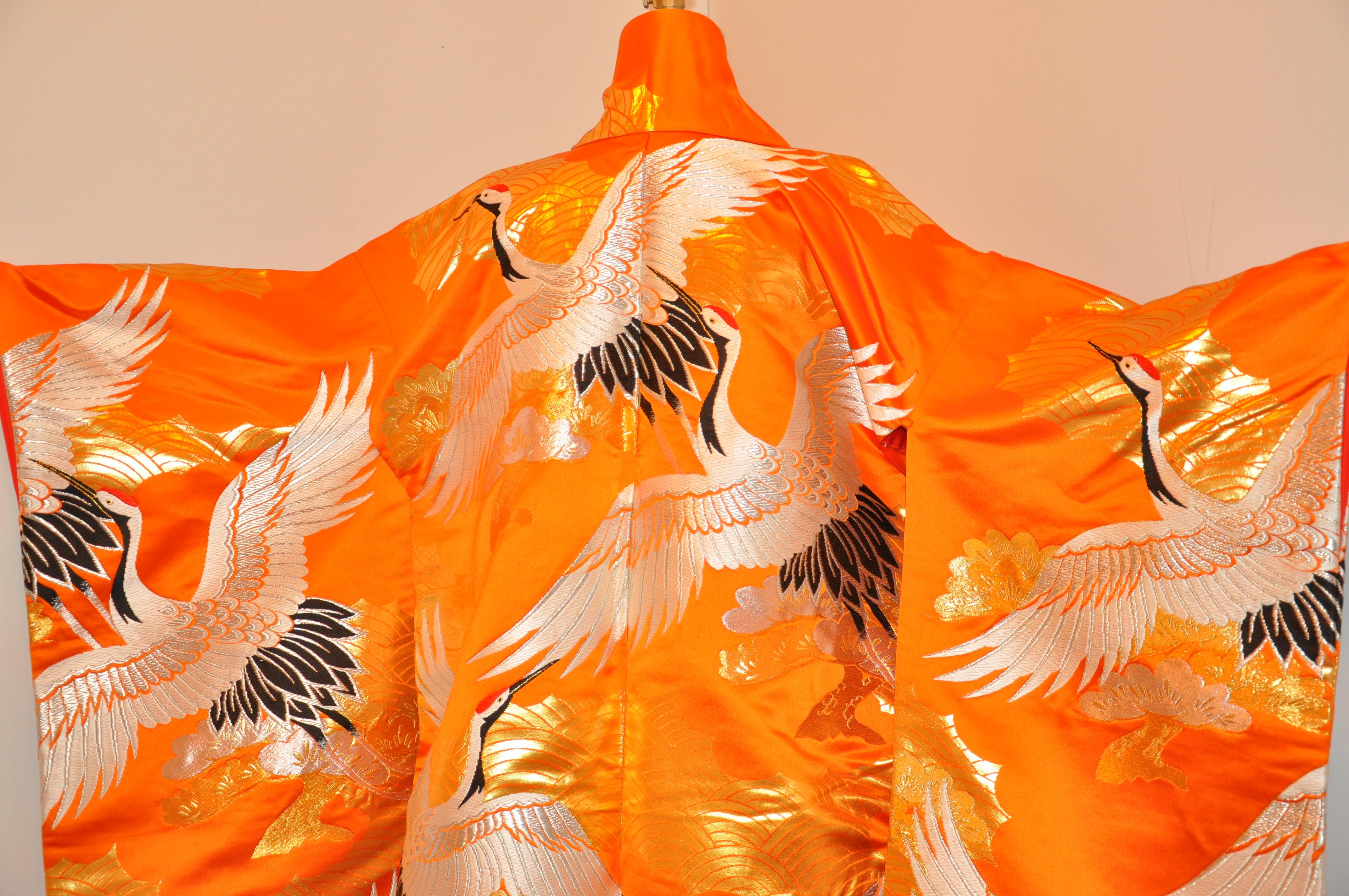 Bold Tangerine Ceremonial „Lucky Cranes Spreading Happiness“ Seidenkimono im Angebot 3